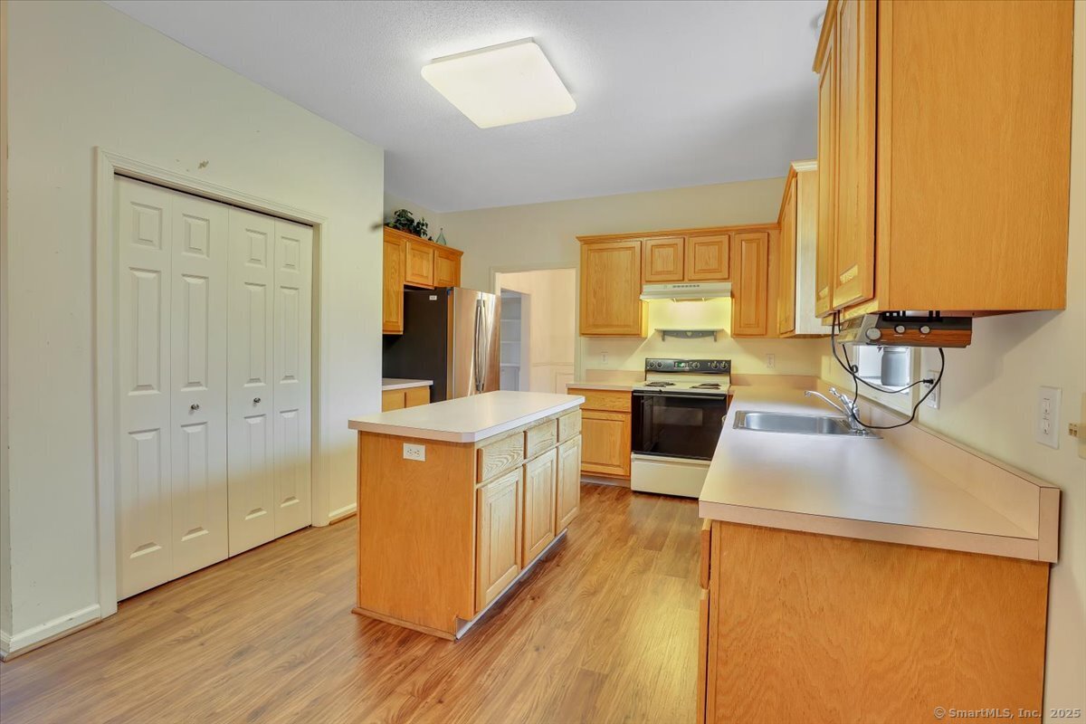 302 Crest Road, Southington, Connecticut image 4