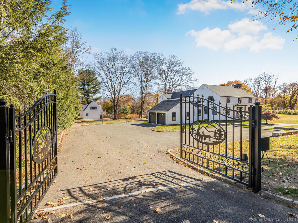 400 White Oak Shade Road, New Canaan, Connecticut - 4 Bedrooms  
5 Bathrooms  
10 Rooms - 