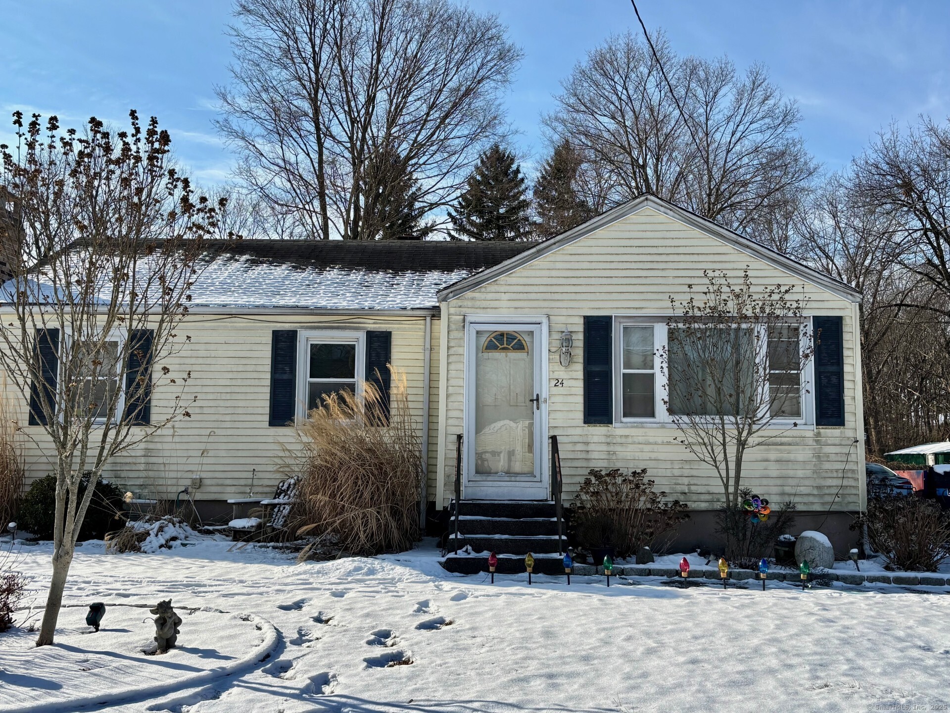 Property for Sale at Thorpe Street, North Haven, Connecticut - Bedrooms: 3 
Bathrooms: 2 
Rooms: 5  - $325,000