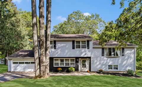 Photo of 141 Old Coach Highway, Hamden, CT 06518 (MLS # 24131327)