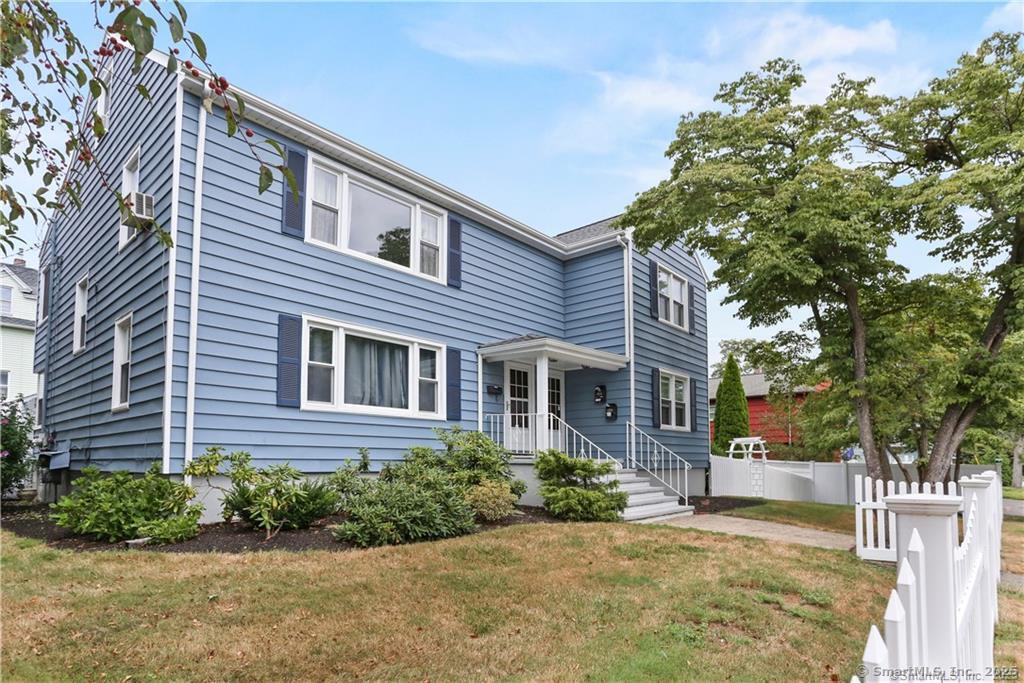 Jennings Road, Fairfield, Connecticut - 3 Bedrooms  
2 Bathrooms  
4 Rooms - 