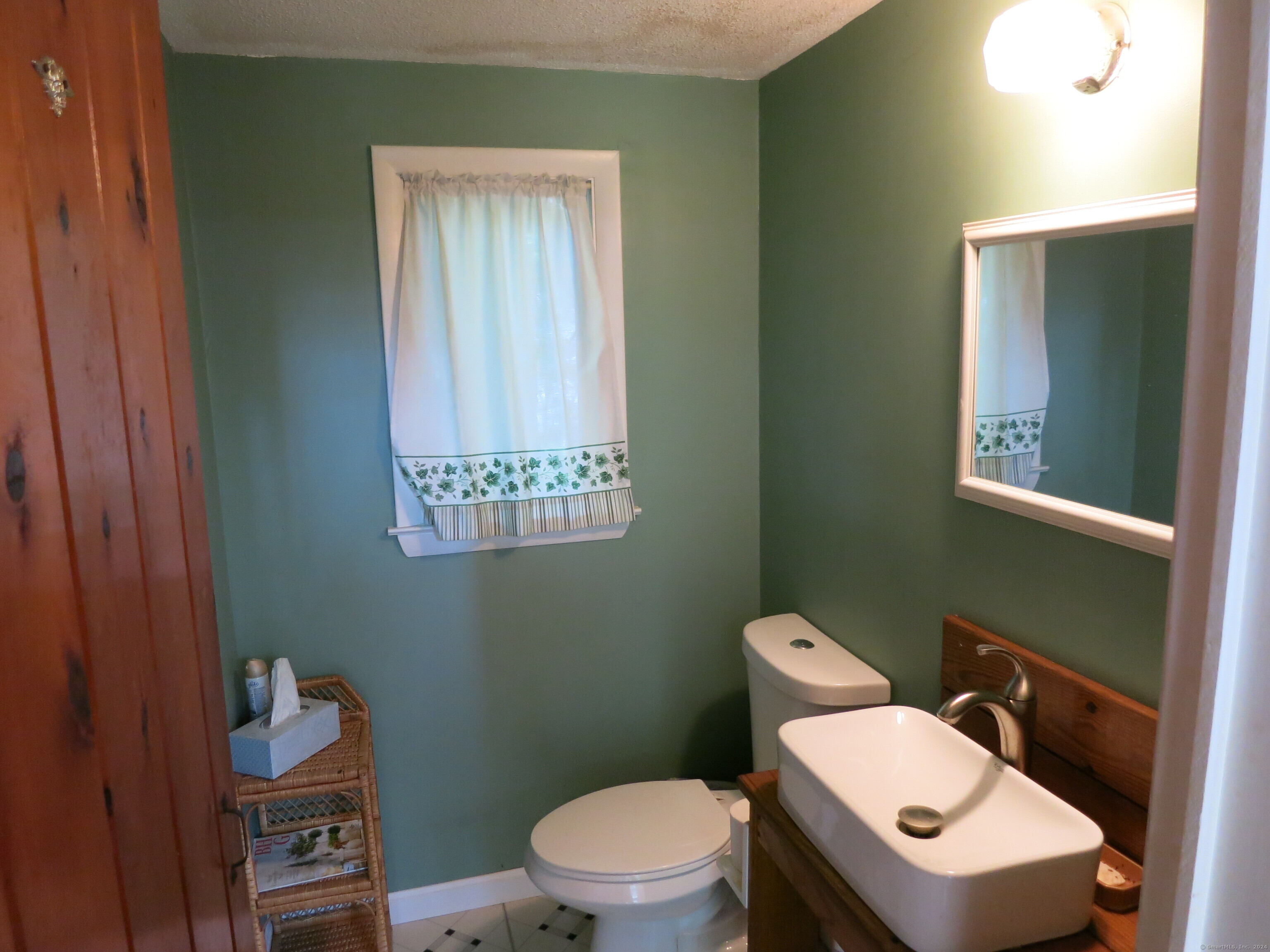 East Haddam, Connecticut 06415, United States, 2 Bedrooms Bedrooms, ,1 BathroomBathrooms,Residential,Active,46688