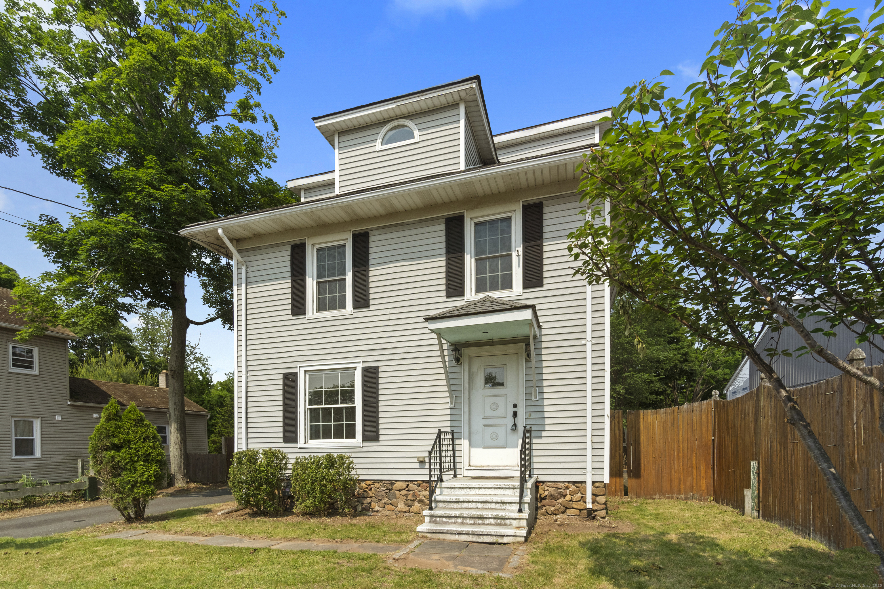 Chapel Street, Wallingford, Connecticut - 3 Bedrooms  
3 Bathrooms  
6 Rooms - 
