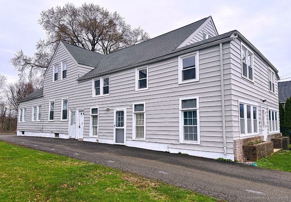 Rental Property at Maple Avenue 2, Cheshire, Connecticut - Bedrooms: 3 
Bathrooms: 1 
Rooms: 5  - $2,350 MO.