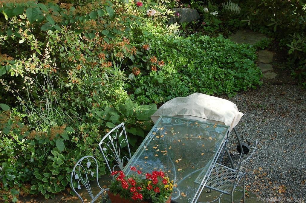 Stonington, Connecticut 06378, United States, 2 Bedrooms Bedrooms, ,3 BathroomsBathrooms,Residential,Pending,125010