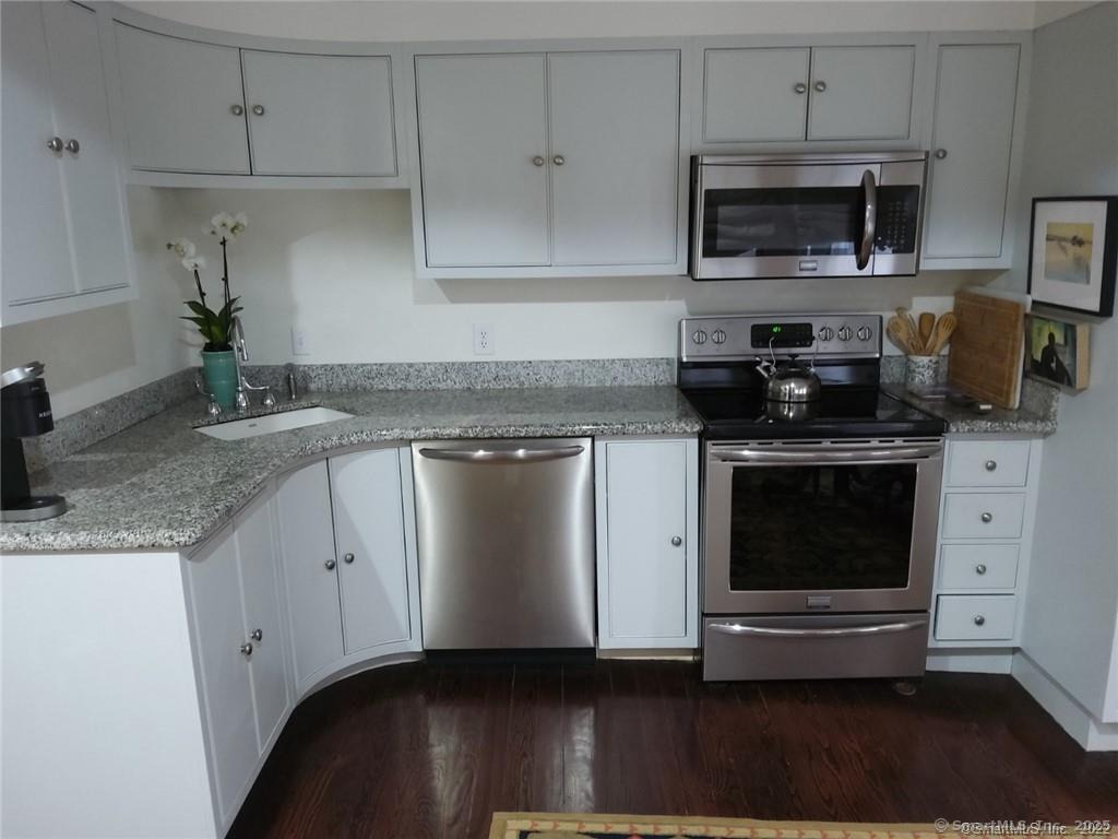 Stonington, Connecticut 06378, United States, 2 Bedrooms Bedrooms, ,3 BathroomsBathrooms,Residential,Pending,125010