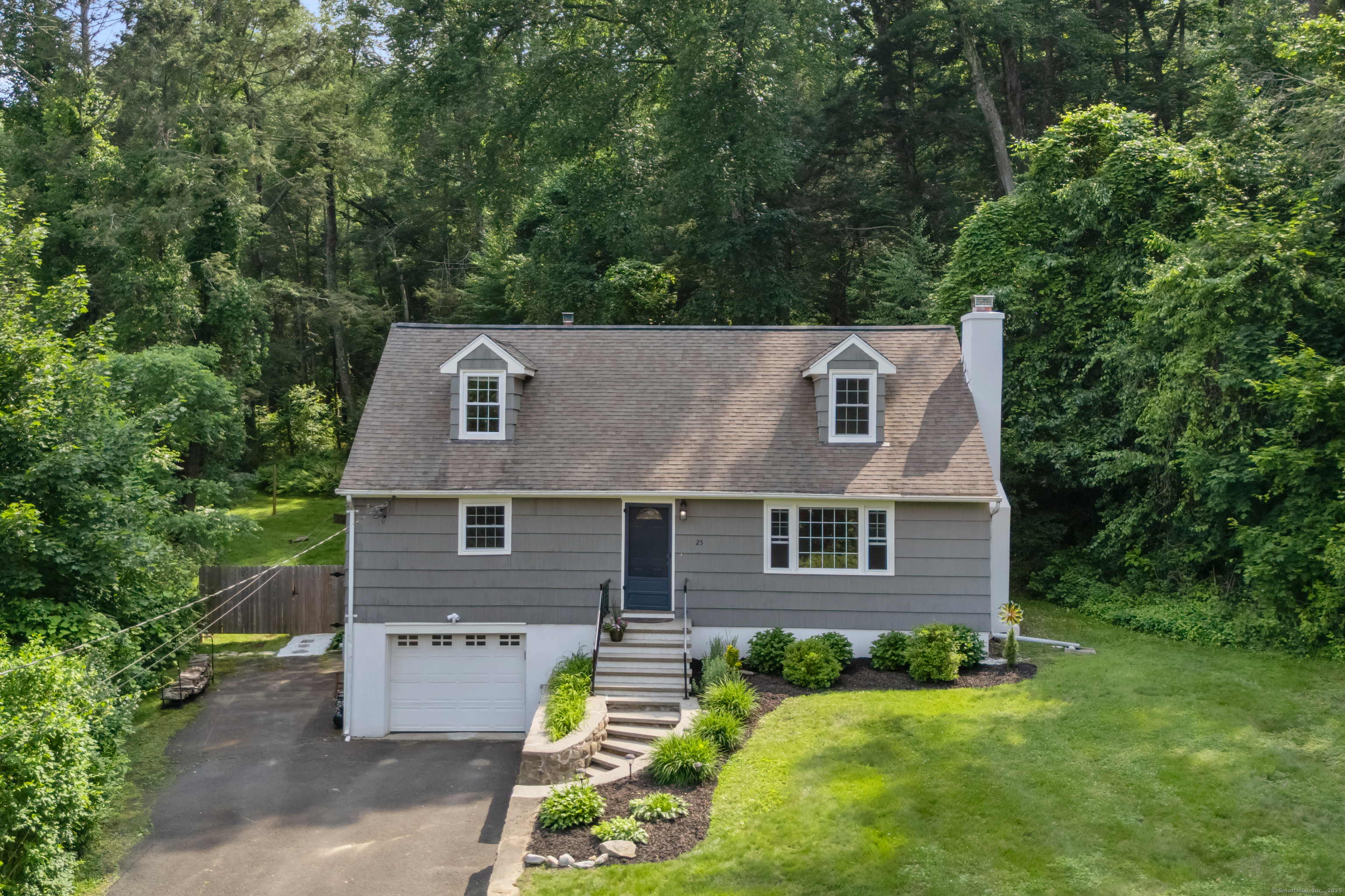 Hillside Circle, Brookfield, Connecticut - 4 Bedrooms  
2 Bathrooms  
7 Rooms - 