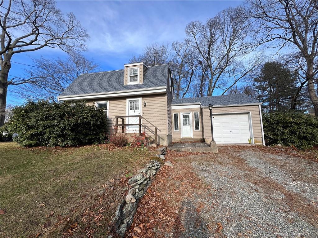 Woodland Drive, Groton, Connecticut - 3 Bedrooms  
1 Bathrooms  
6 Rooms - 