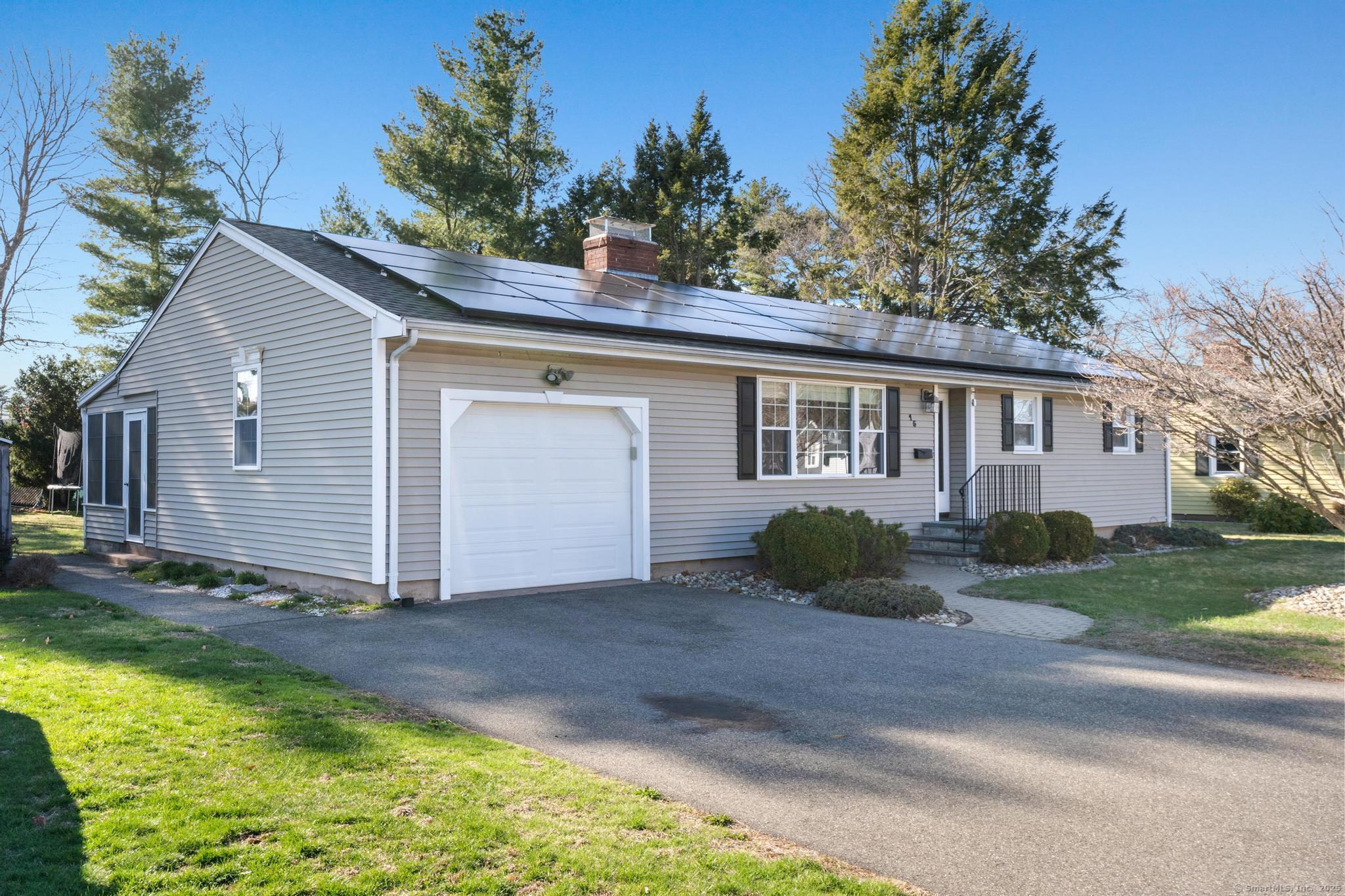 Botelle Manor, Cromwell, Connecticut - 3 Bedrooms  
2 Bathrooms  
8 Rooms - 