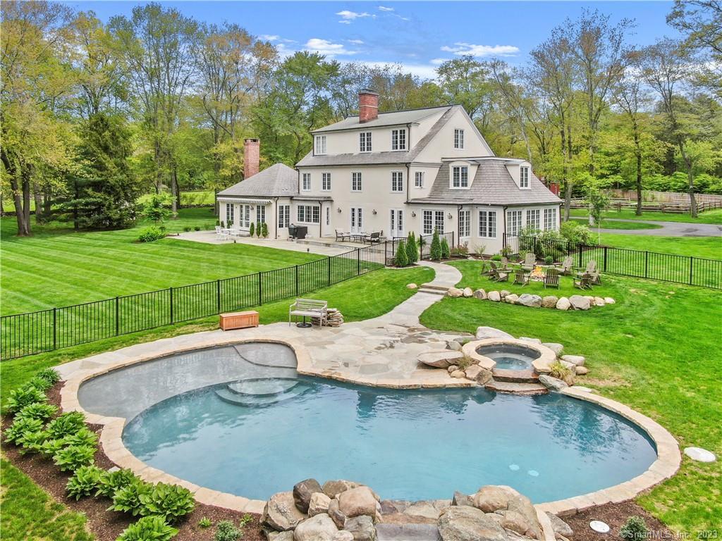 125 Brett Lane, Fairfield, Connecticut - 6 Bedrooms  
5.5 Bathrooms  
12 Rooms - 