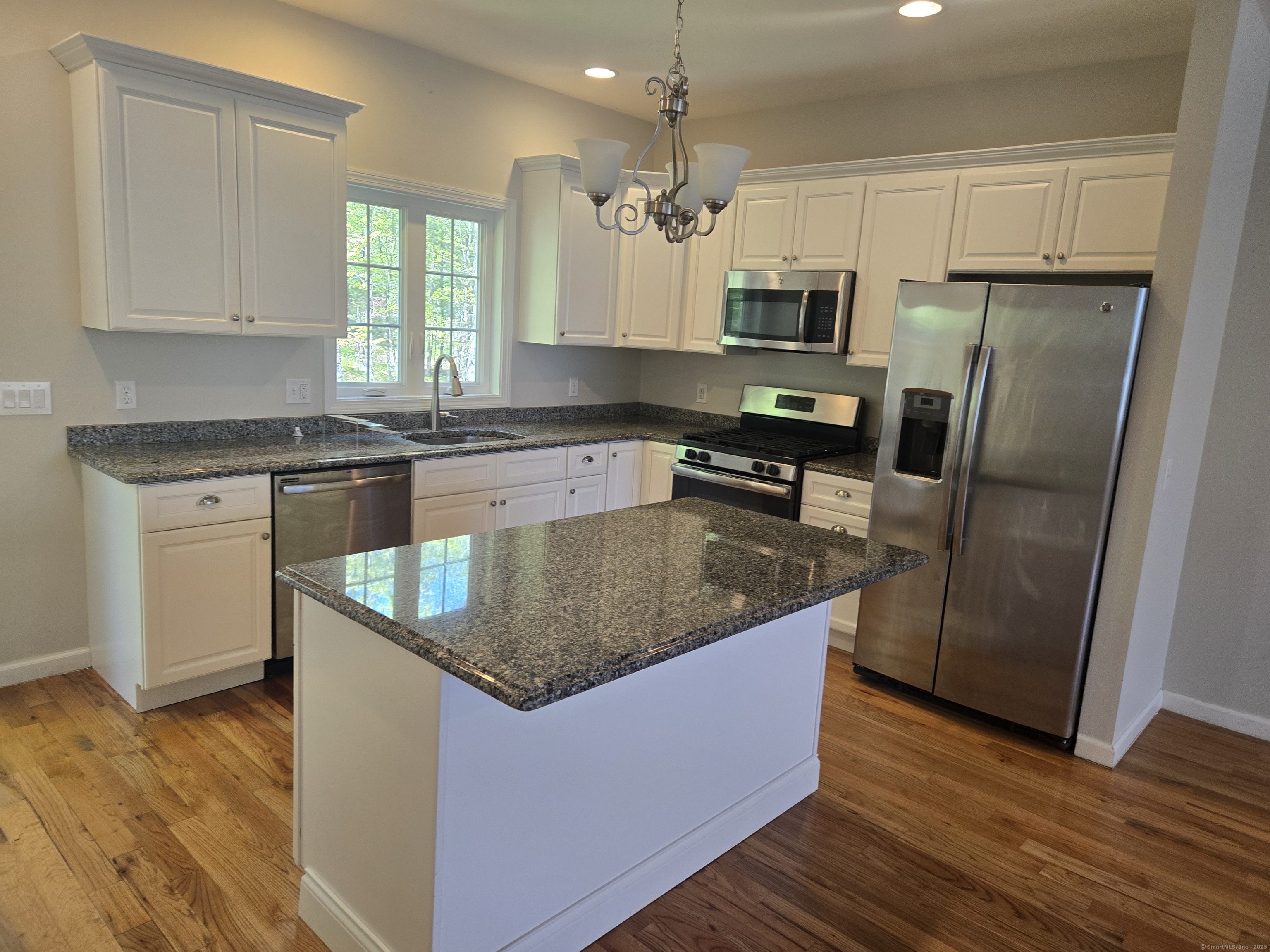 Short Oak Drive 23, Brookfield, Connecticut - 2 Bedrooms  
3 Bathrooms  
6 Rooms - 