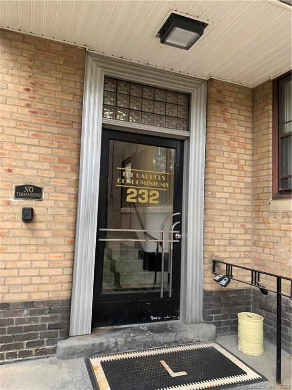 Rental Property at 232 Farmington Avenue F8, Hartford, Connecticut - Bedrooms: 1 
Bathrooms: 1 
Rooms: 3  - $1,300 MO.