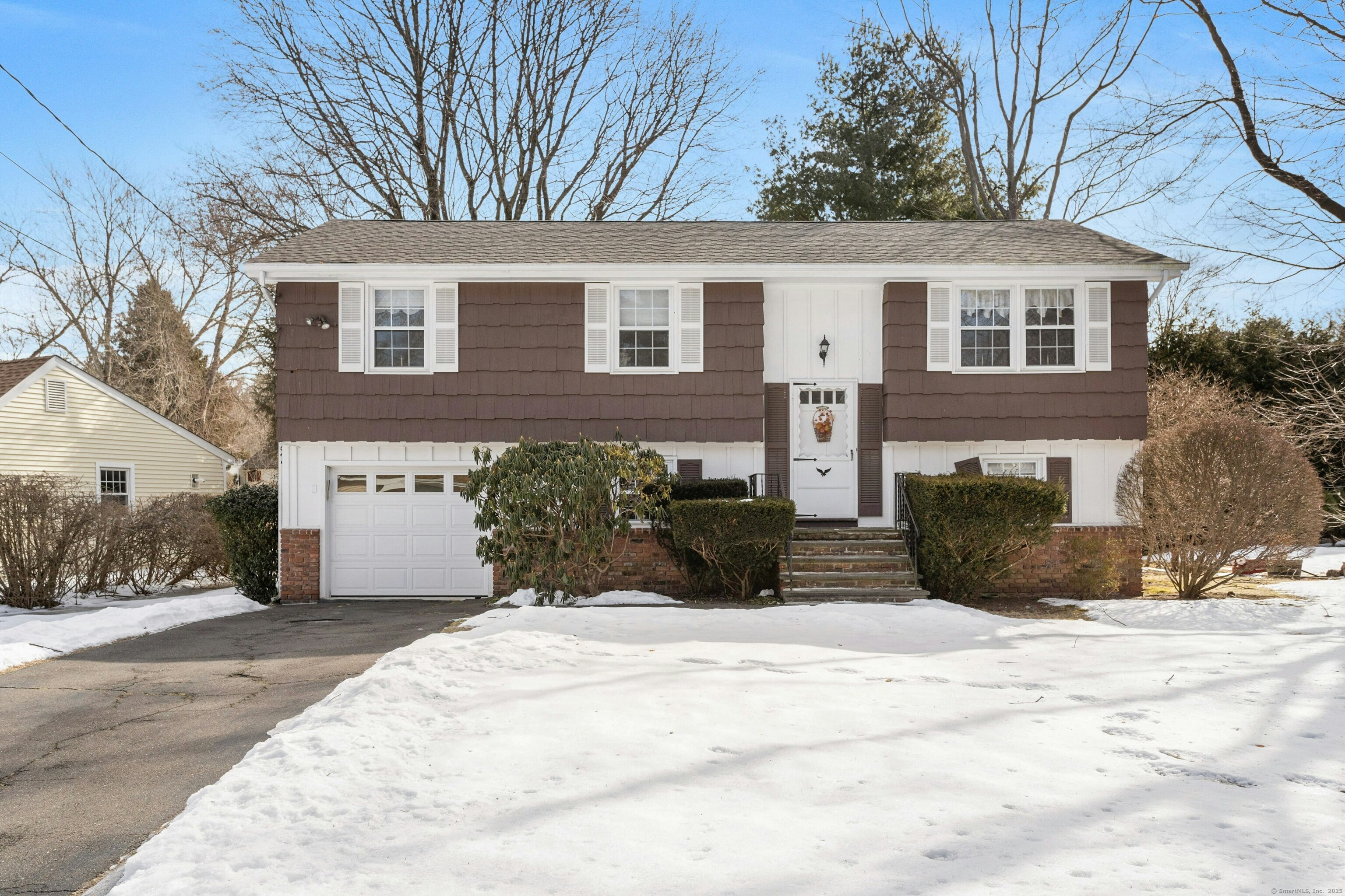 27 Barmore Drive, Stamford, Connecticut - 3 Bedrooms  
2 Bathrooms  
7 Rooms - 