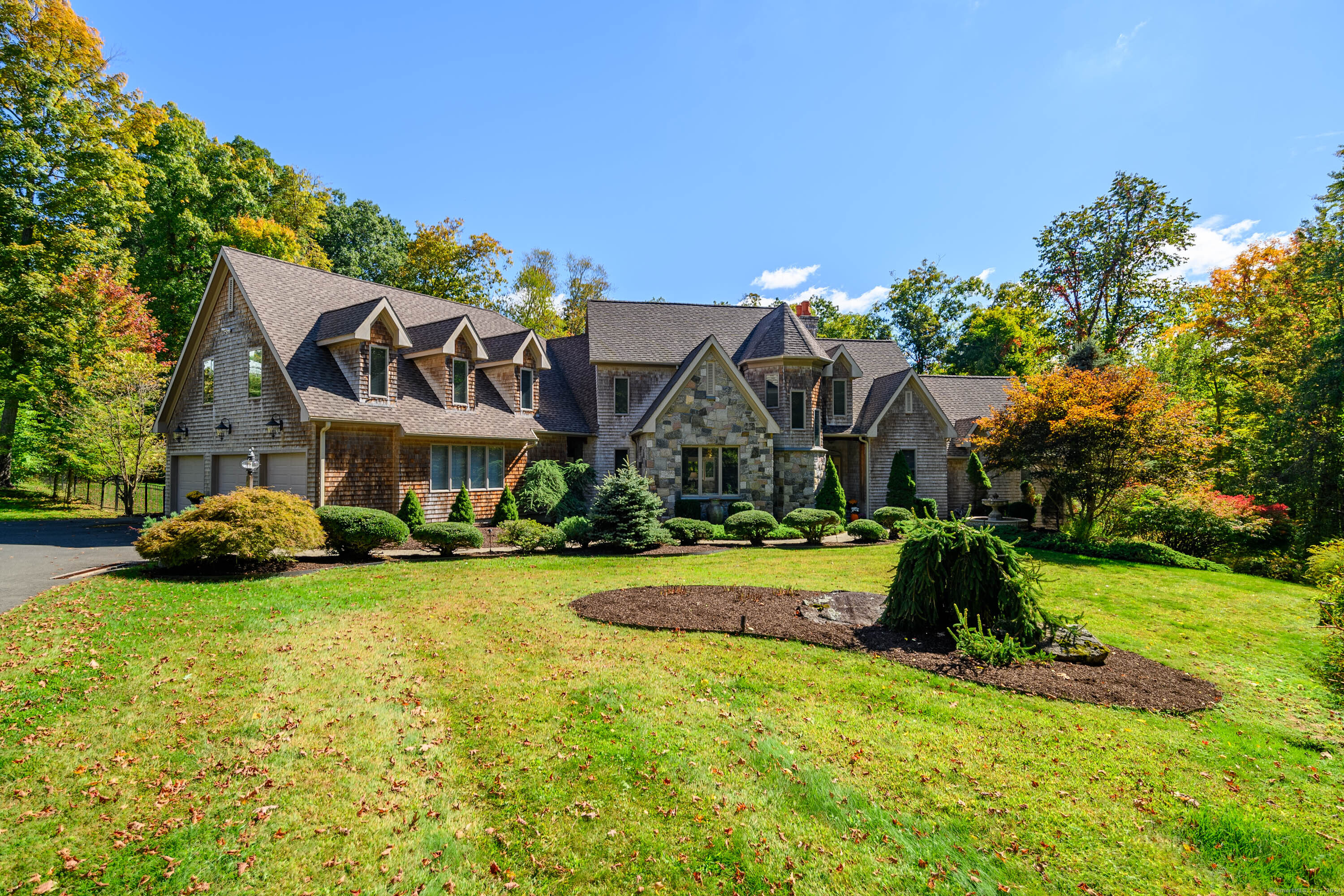 4 Butternut Ridge, Newtown, Connecticut - 5 Bedrooms  
5 Bathrooms  
11 Rooms - 