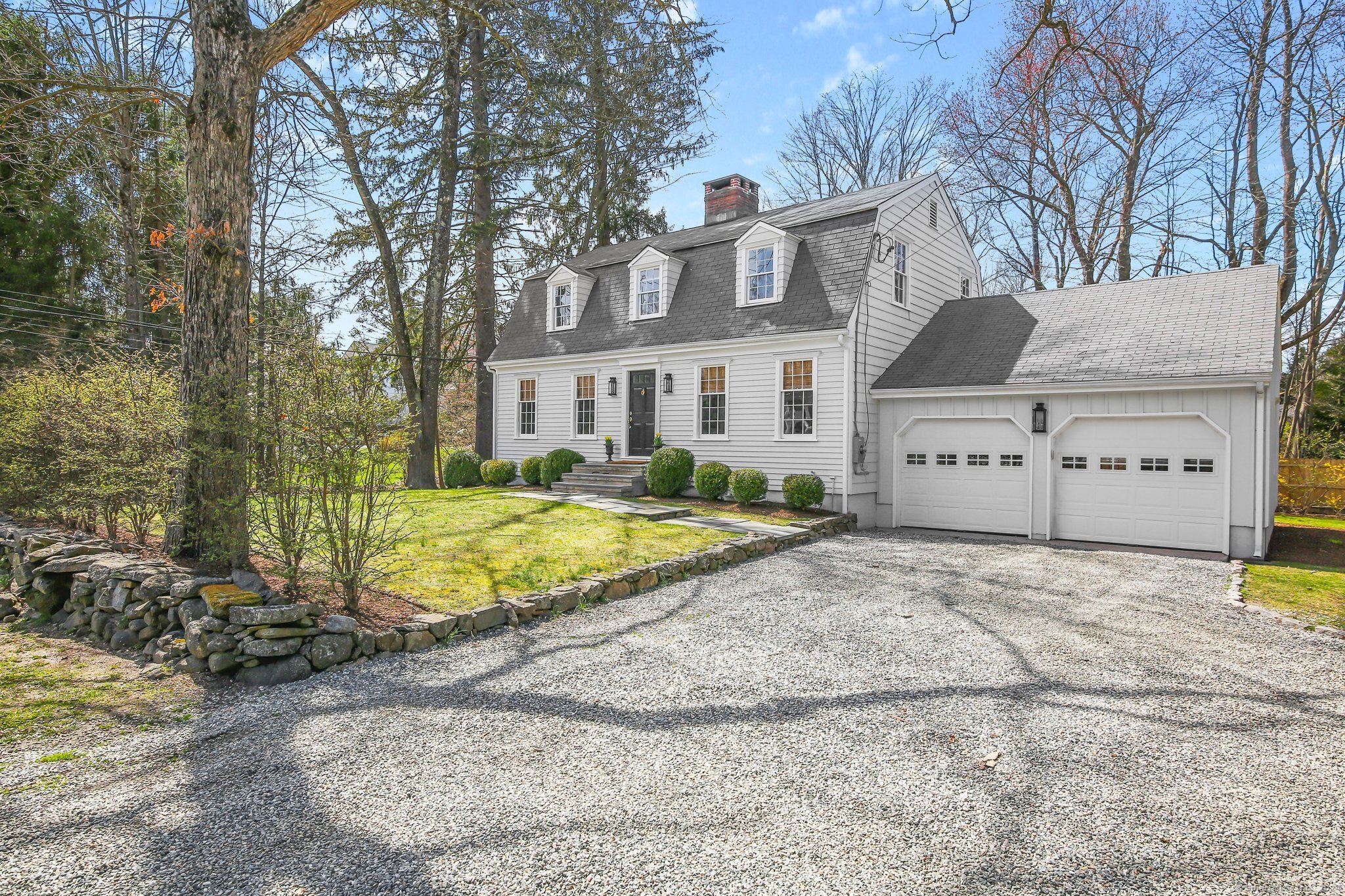221 Old Stamford Road, New Canaan, Connecticut - 3 Bedrooms  
3 Bathrooms  
6 Rooms - 