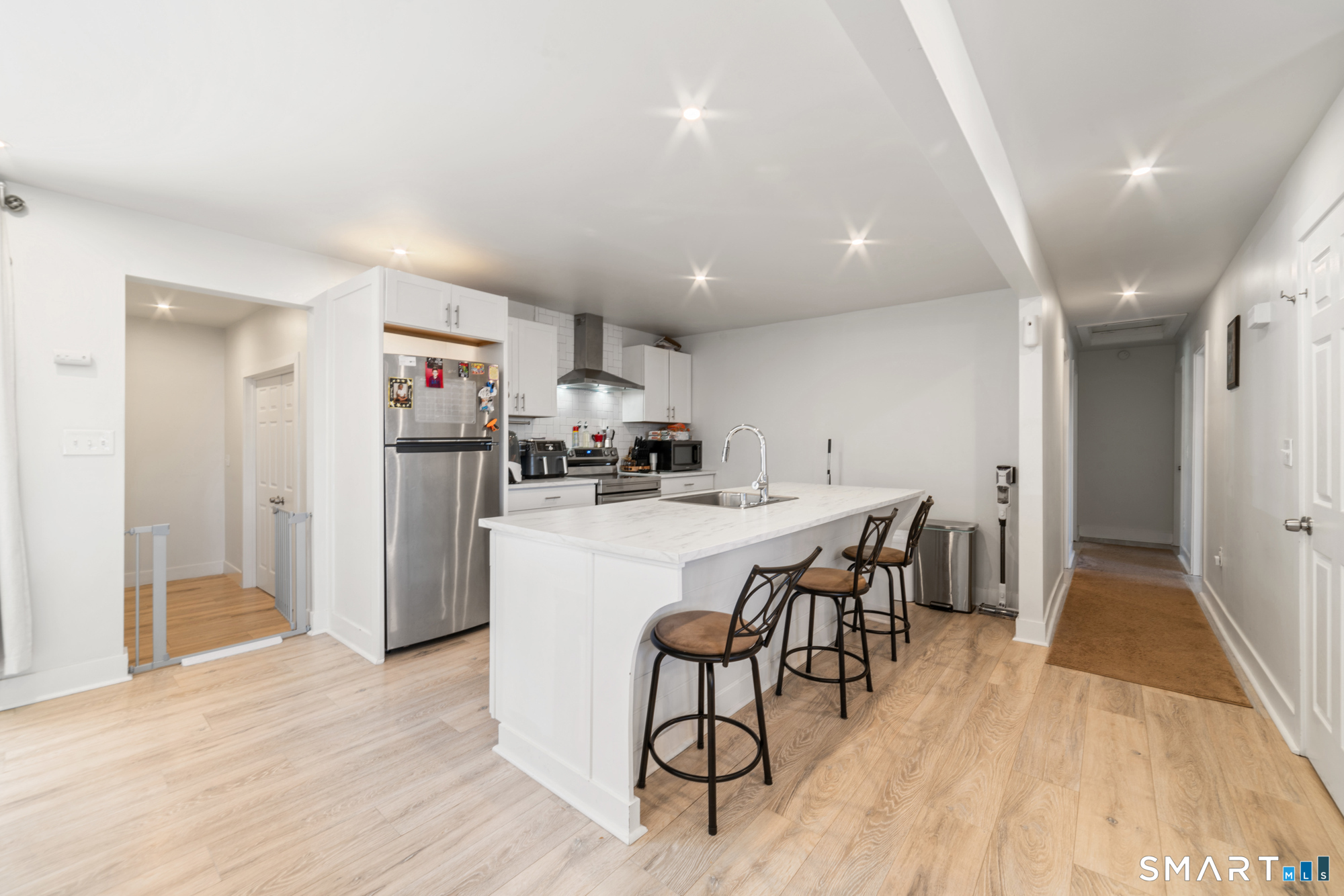 327 Lakeside Boulevard West