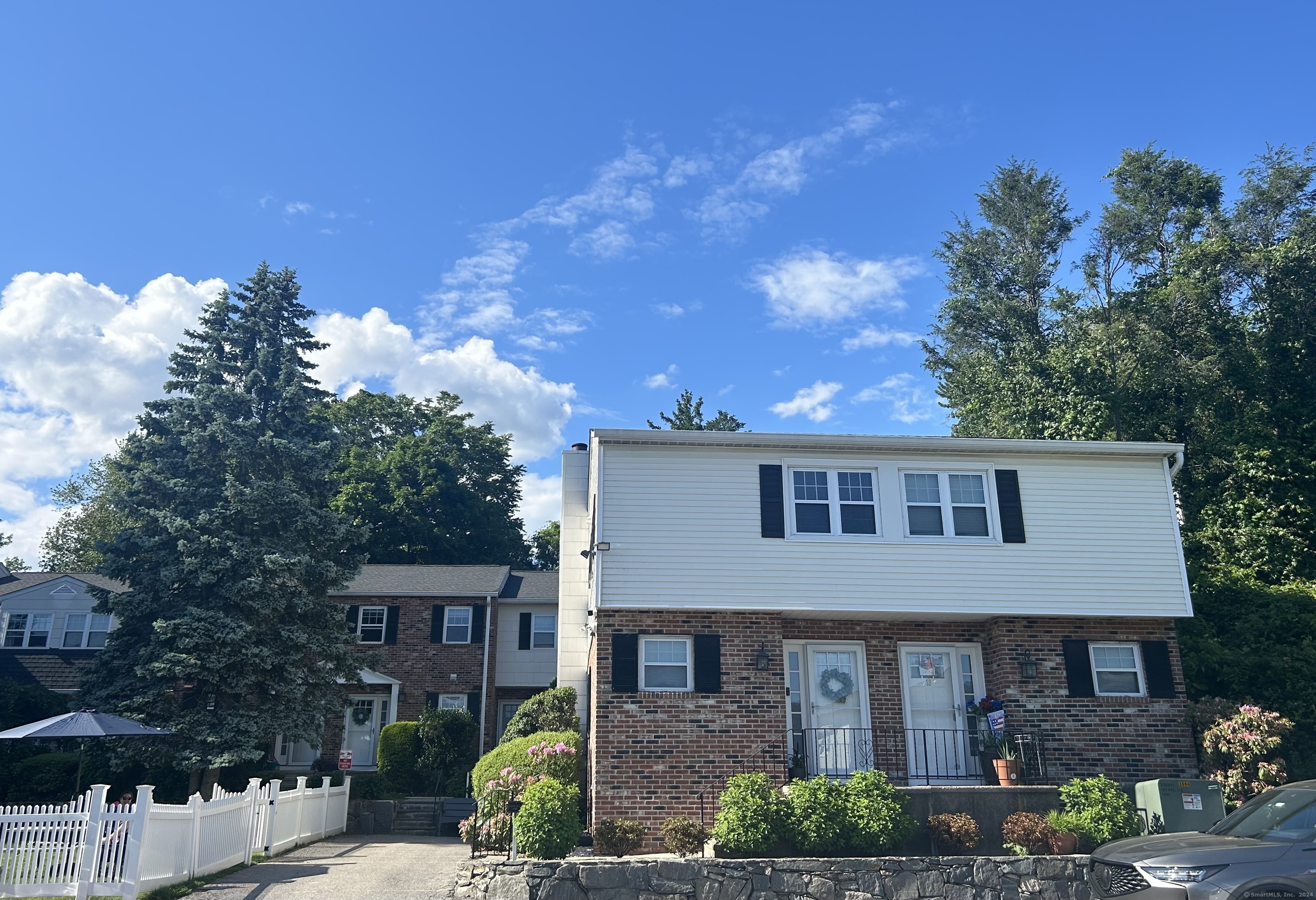 19 Colonial Road 3, Stamford, Connecticut - 2 Bedrooms  
2 Bathrooms  
7 Rooms - 