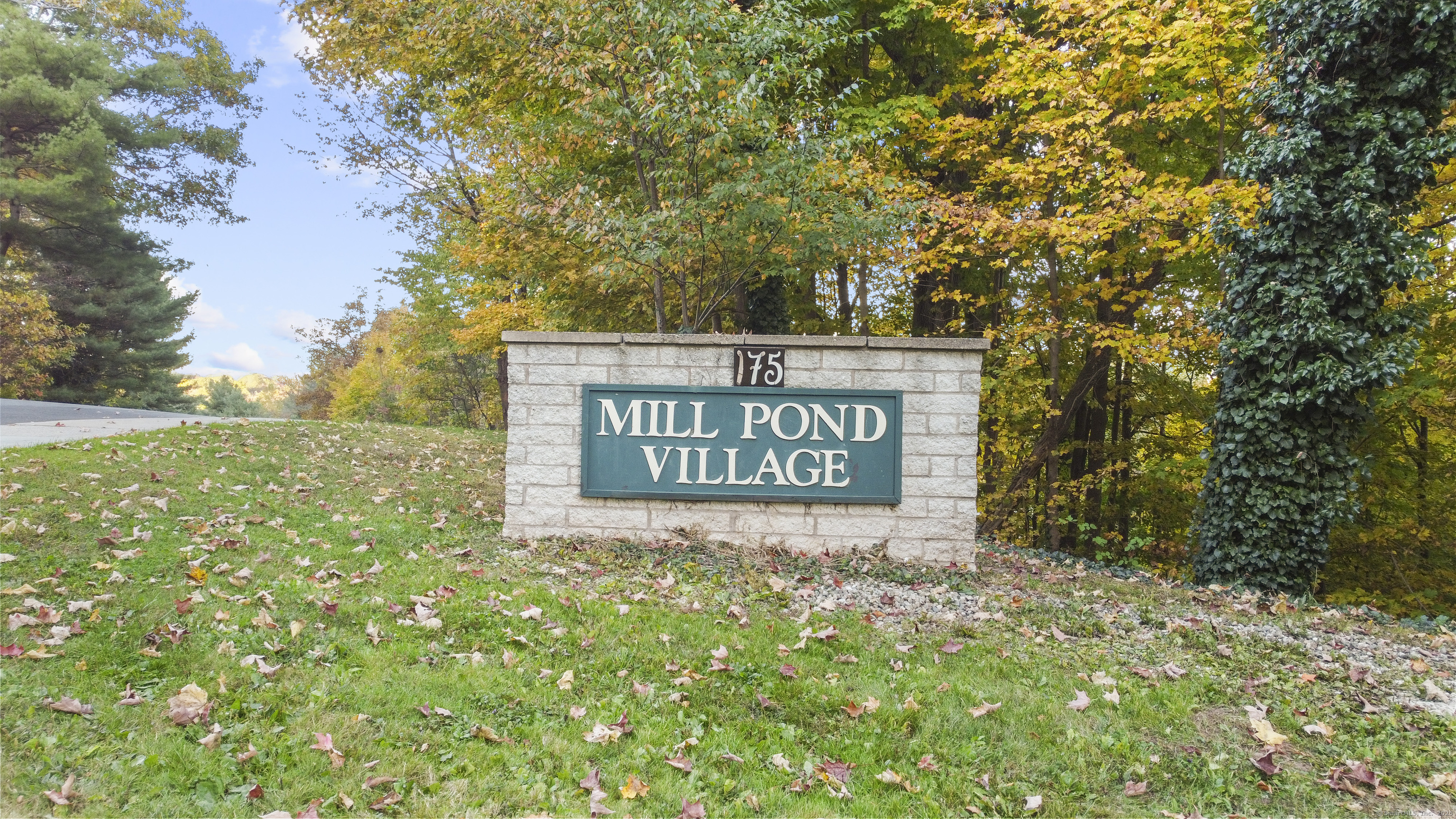 Mill Pond Road 312, Hamden, Connecticut - 2 Bedrooms  
2 Bathrooms  
4 Rooms - 