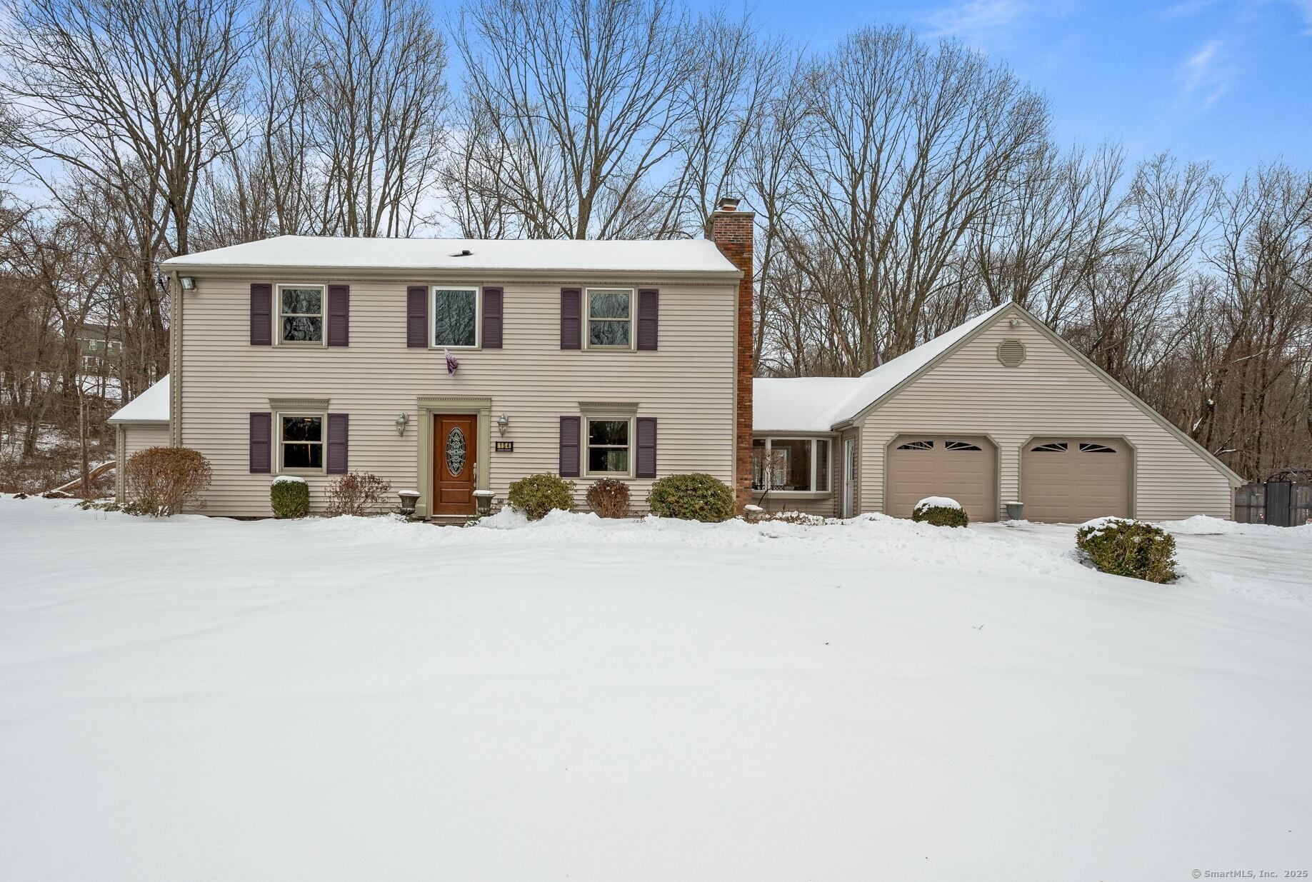 Woodland Hills Road, Southbury, Connecticut - 5 Bedrooms  
3 Bathrooms  
8 Rooms - 