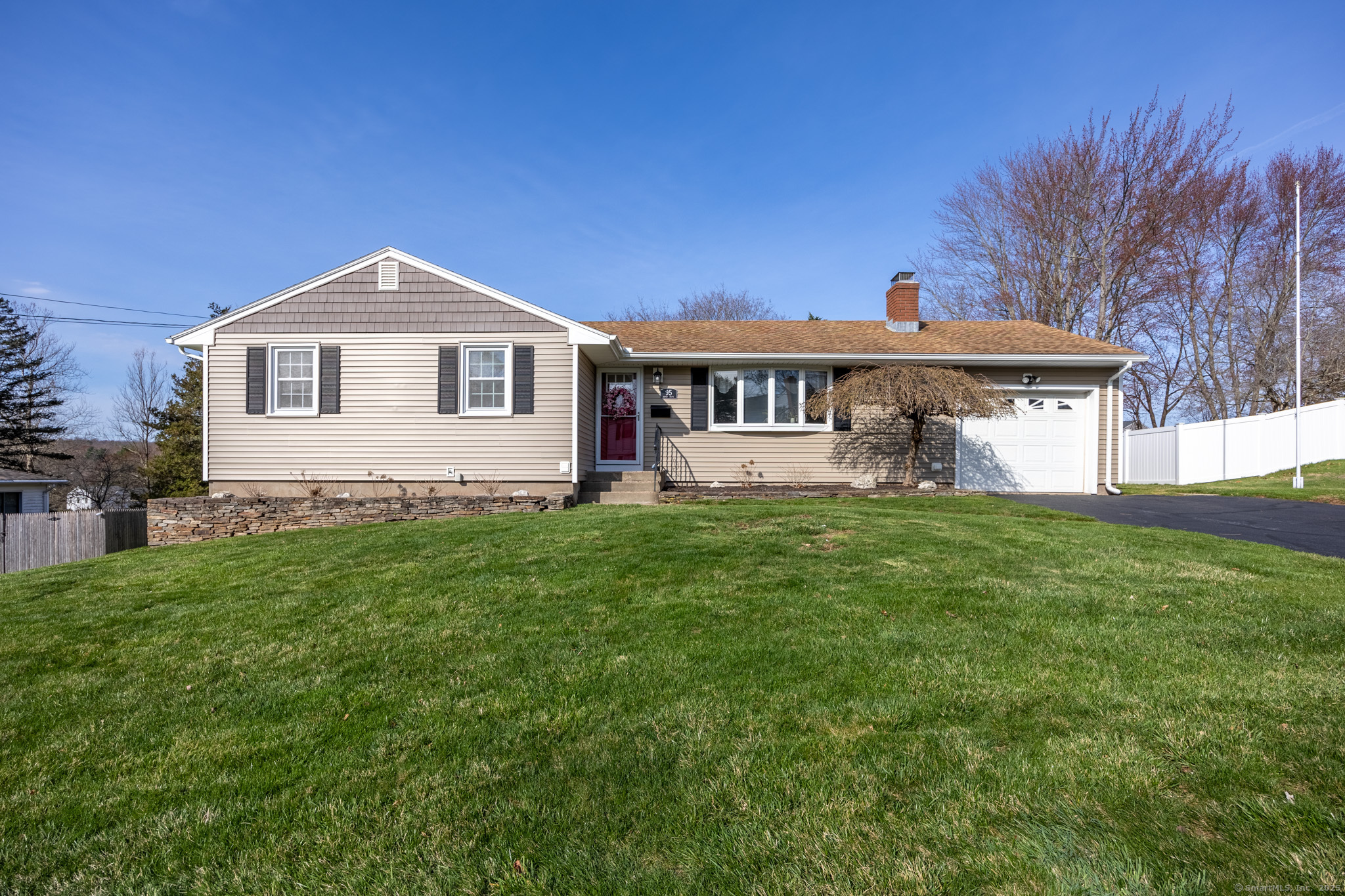 Aspen Drive, Middletown, Connecticut - 3 Bedrooms  
2 Bathrooms  
7 Rooms - 
