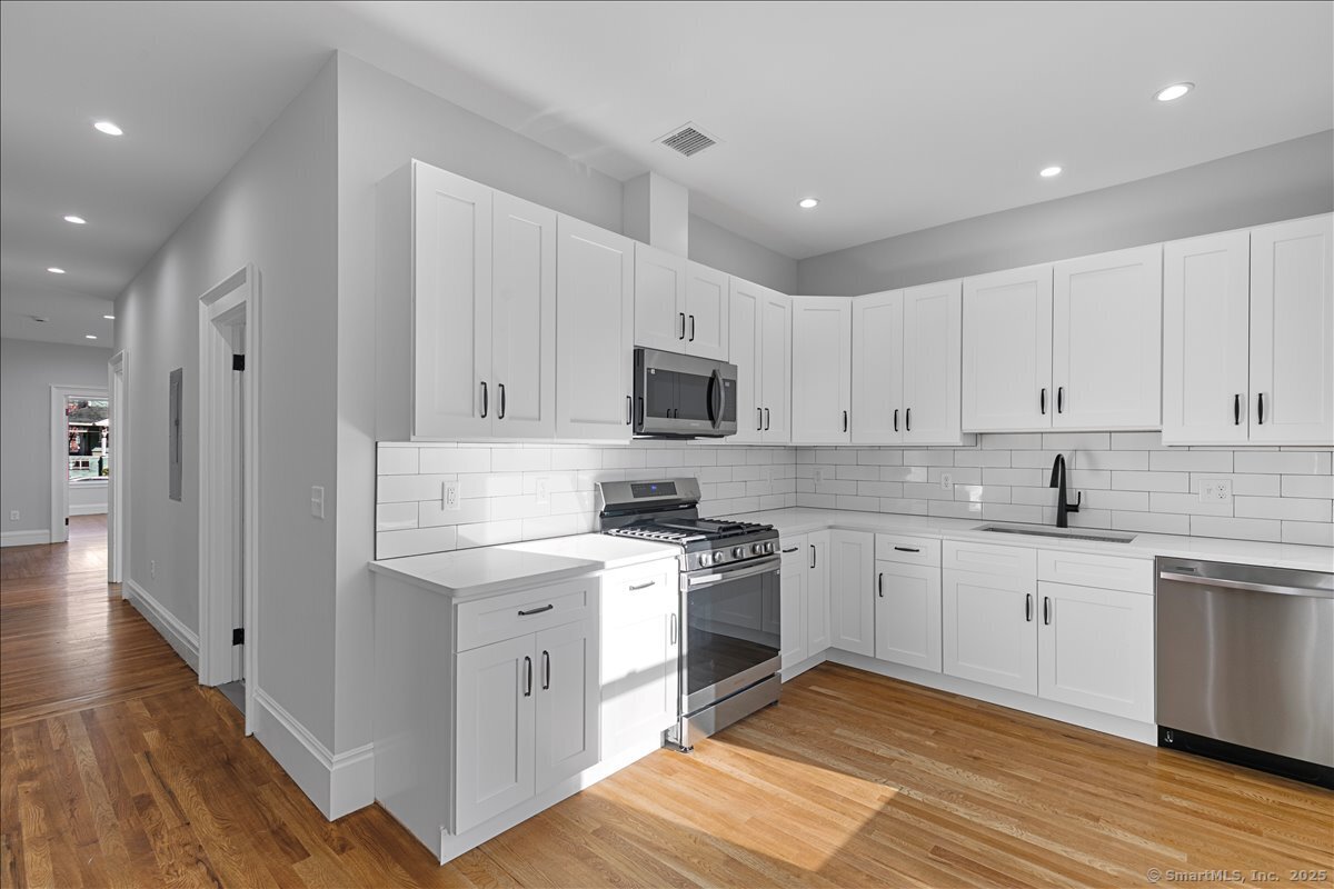 Maple Street 1, New Haven, Connecticut - 4 Bedrooms  
2 Bathrooms  
6 Rooms - 
