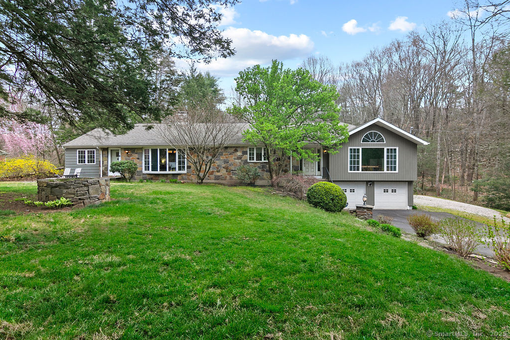 Ridgewood Road, Avon, Connecticut - 4 Bedrooms  
4 Bathrooms  
8 Rooms - 