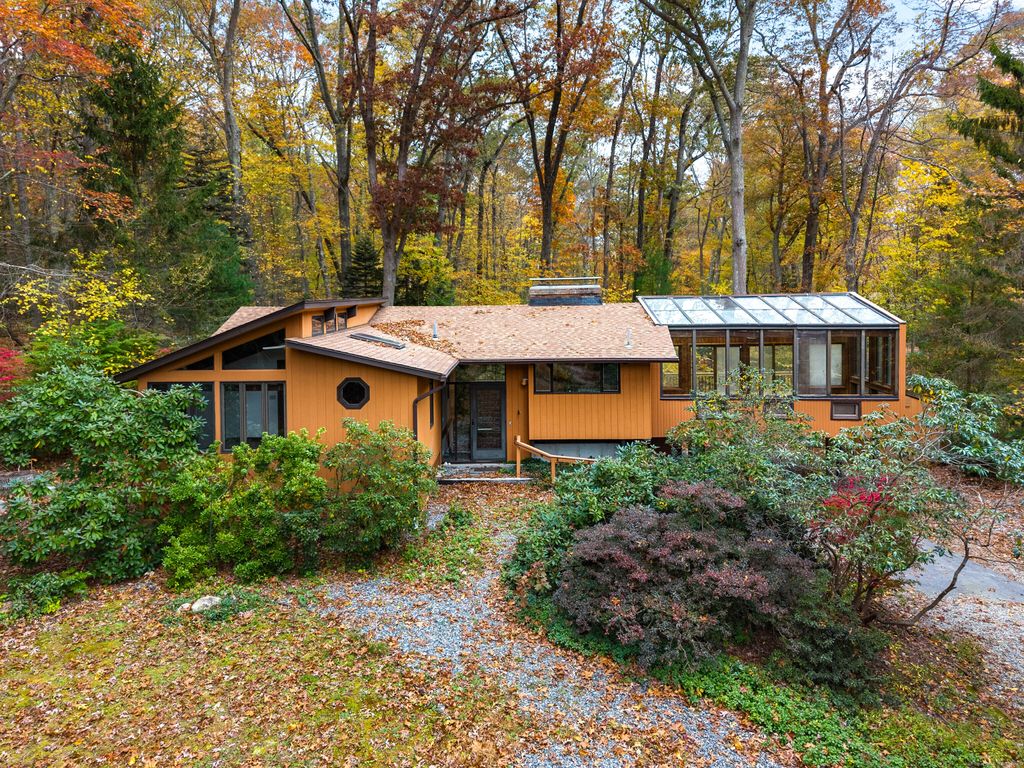 Photo of 16 Longview Avenue, Waterford, CT 06385 (MLS # 24137762)