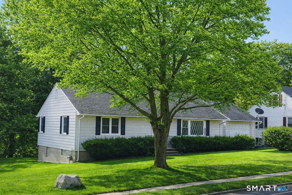 Photo of 2916 E Main Street, Waterbury, CT 06705 (MLS # 24159367)