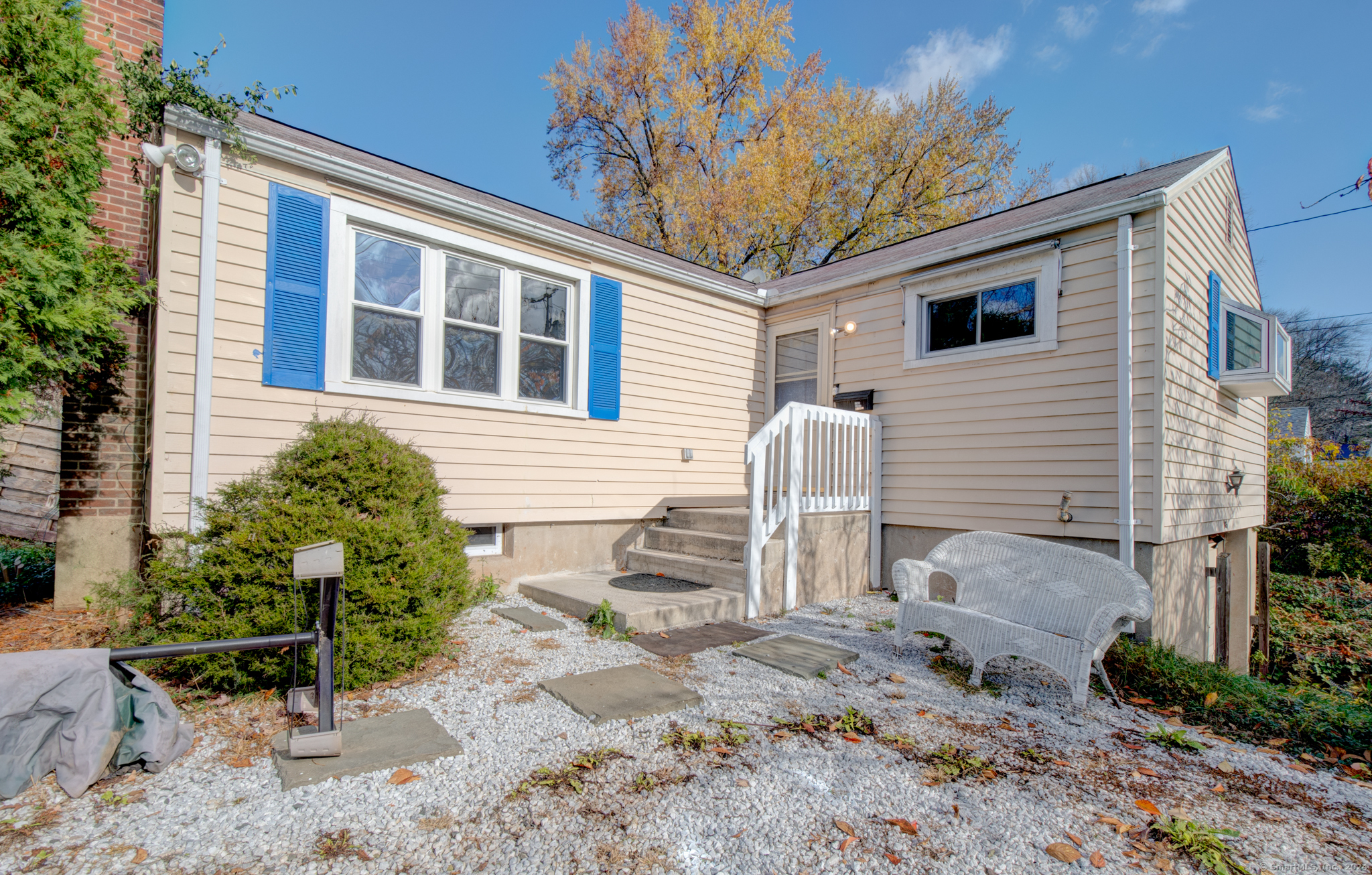 106 Fisk Drive, Newington, Connecticut - 3 Bedrooms  
2 Bathrooms  
5 Rooms - 