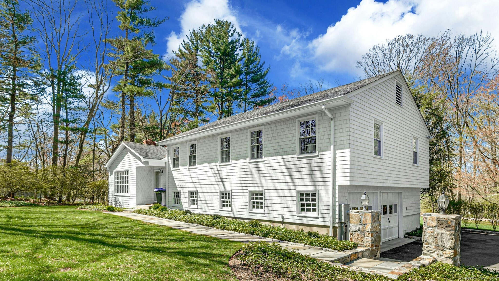 55 Parish Road, New Canaan, Connecticut - 4 Bedrooms  
2.5 Bathrooms  
9 Rooms - 