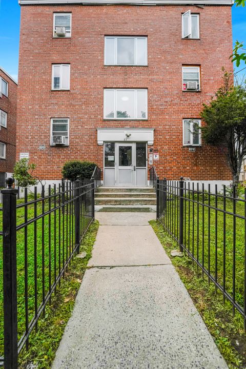 Photo of 280 Collins Street #411, Hartford, CT 06105 (MLS # 24116393)