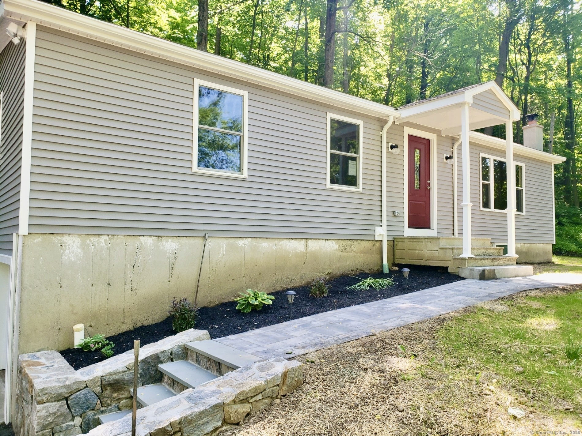 Bagley Road, Southbury, Connecticut - 3 Bedrooms  
2 Bathrooms  
6 Rooms - 