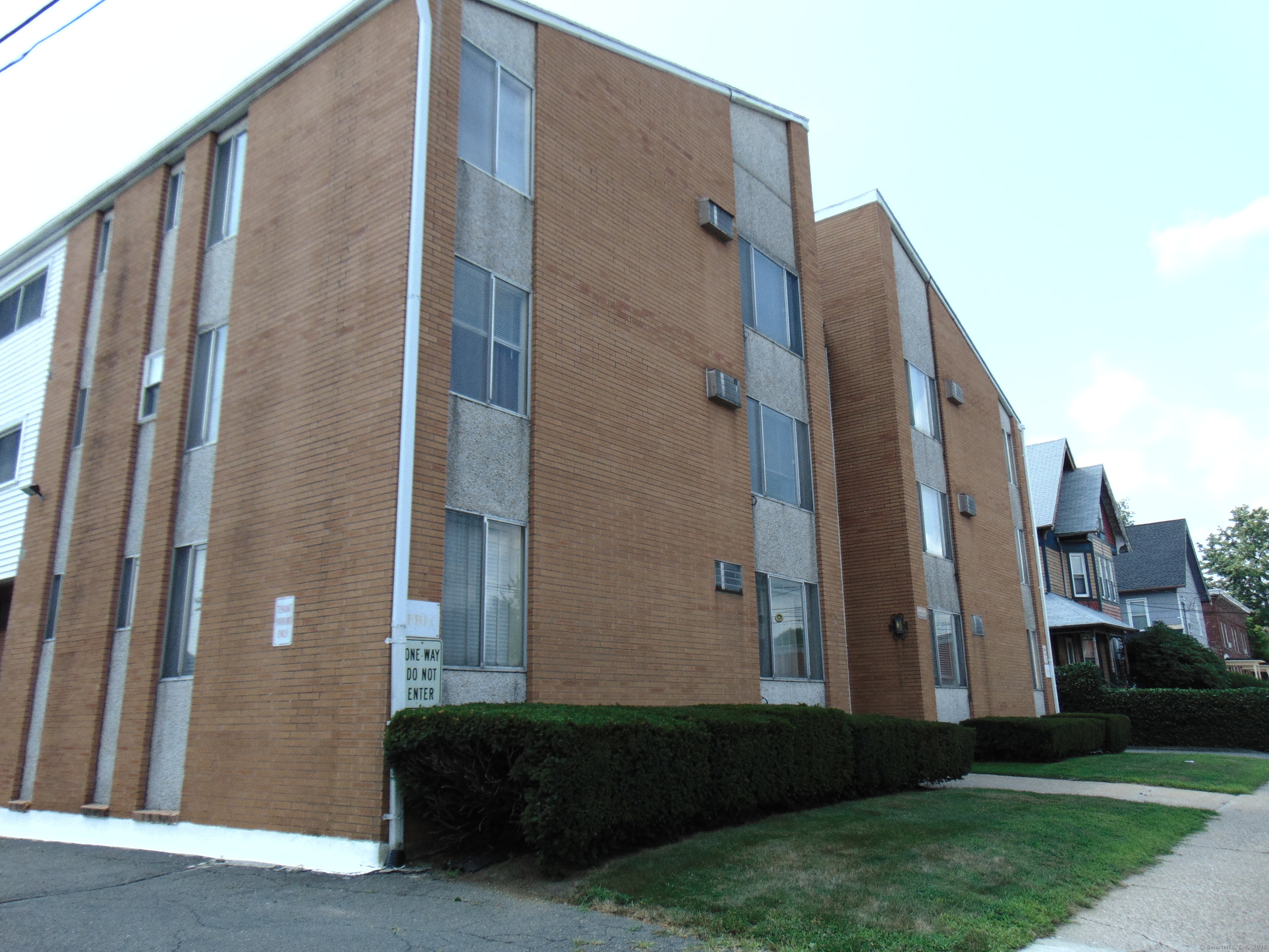 Meadow Street, Bristol, Connecticut - 1 Bedrooms  
1 Bathrooms  
3 Rooms - 