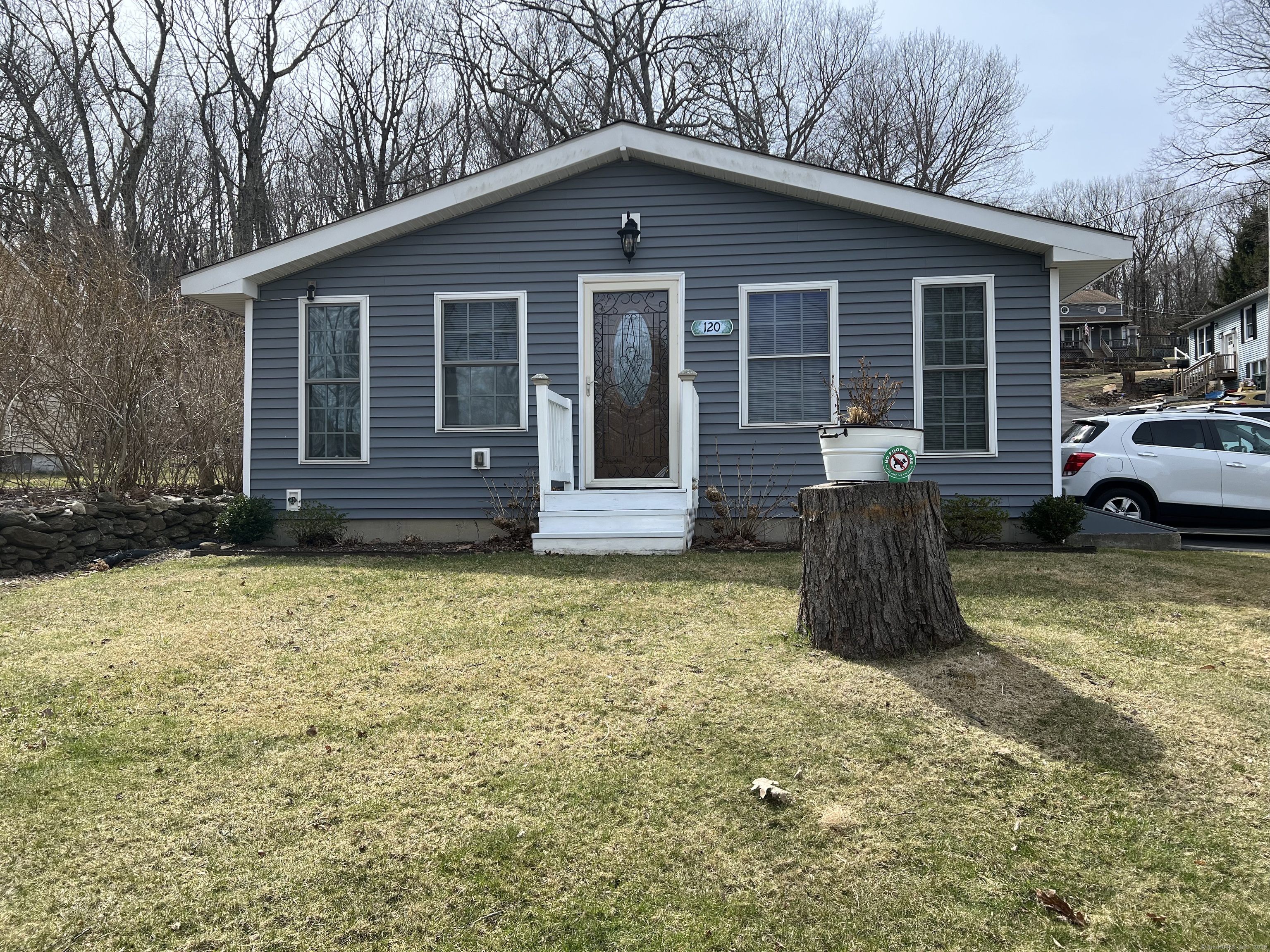Fall Mountain Lake Road, Plymouth, Connecticut - 2 Bedrooms  
1 Bathrooms  
4 Rooms - 