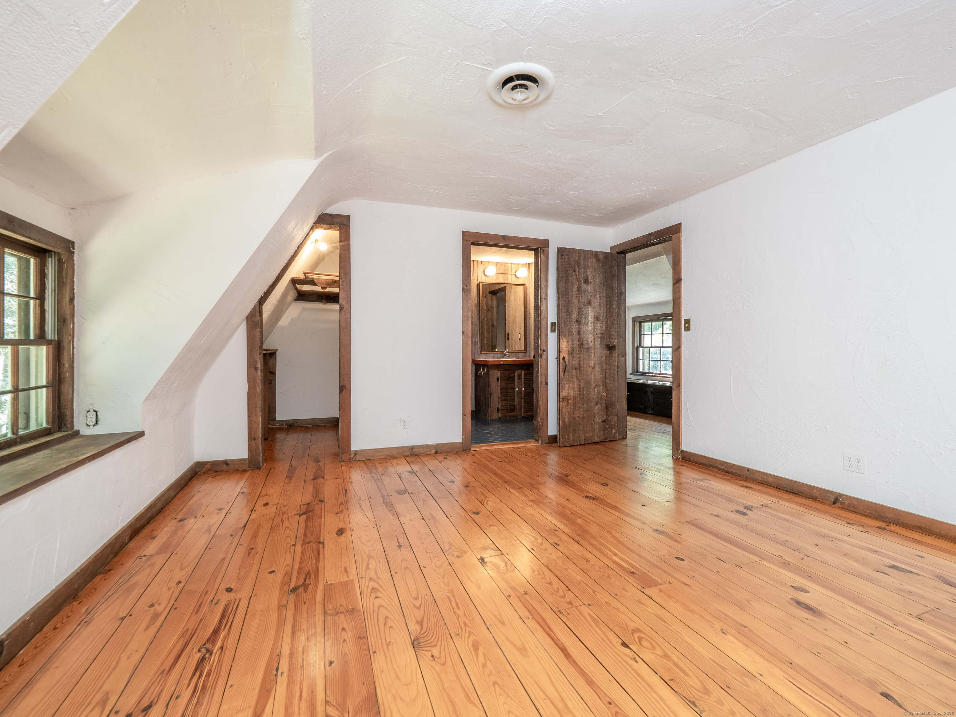 Stamford, Connecticut 06903, United States, 4 Bedrooms Bedrooms, ,3 BathroomsBathrooms,Residential,Active,189299