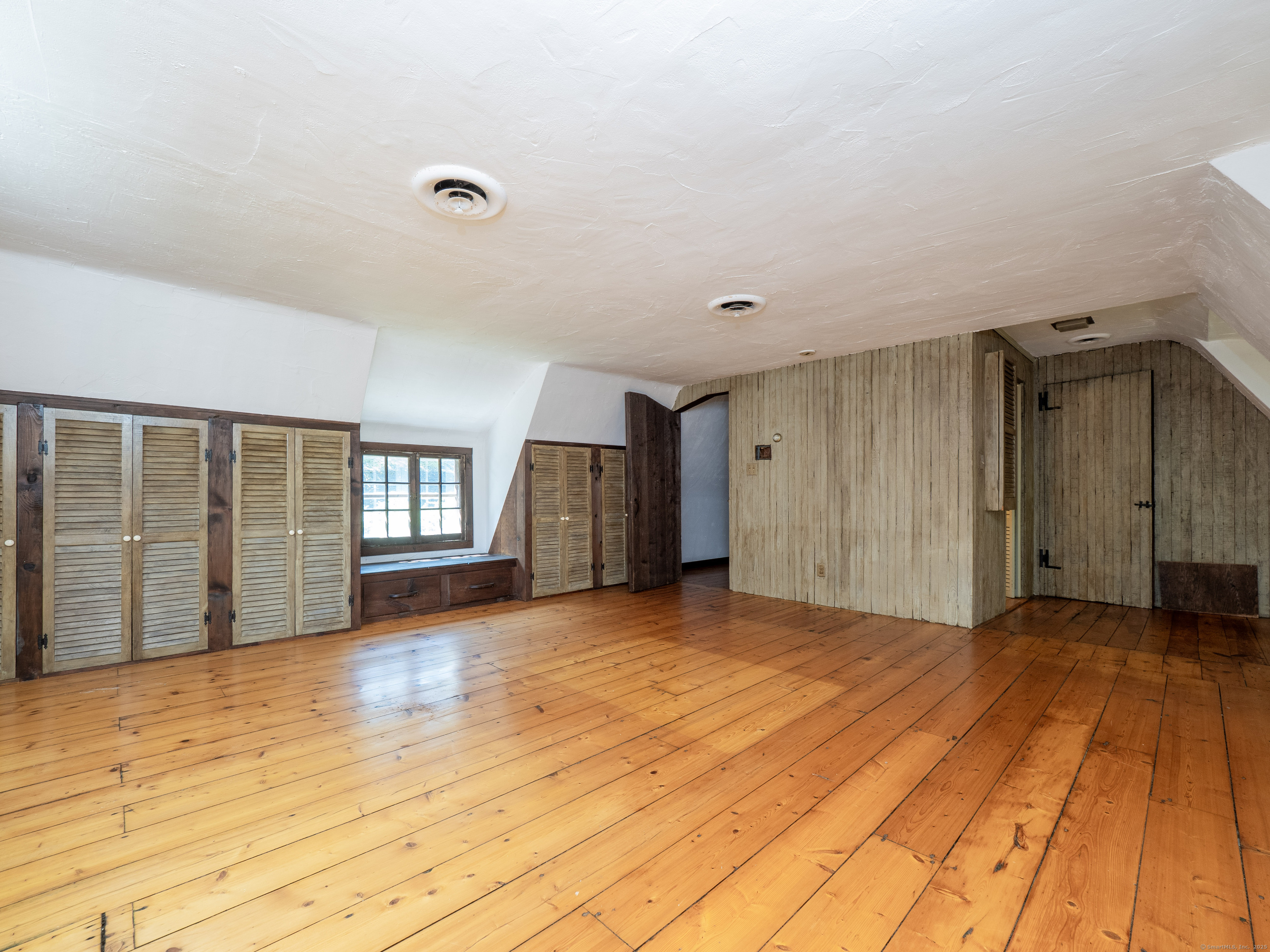 Stamford, Connecticut 06903, United States, 4 Bedrooms Bedrooms, ,3 BathroomsBathrooms,Residential,Active,189299