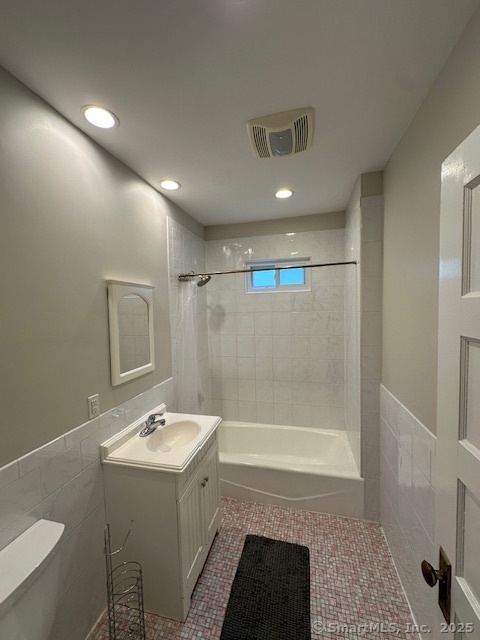 West Hartford, Connecticut 06119, United States, 2 Bedrooms Bedrooms, ,1 BathroomBathrooms,Residential,Active,156004