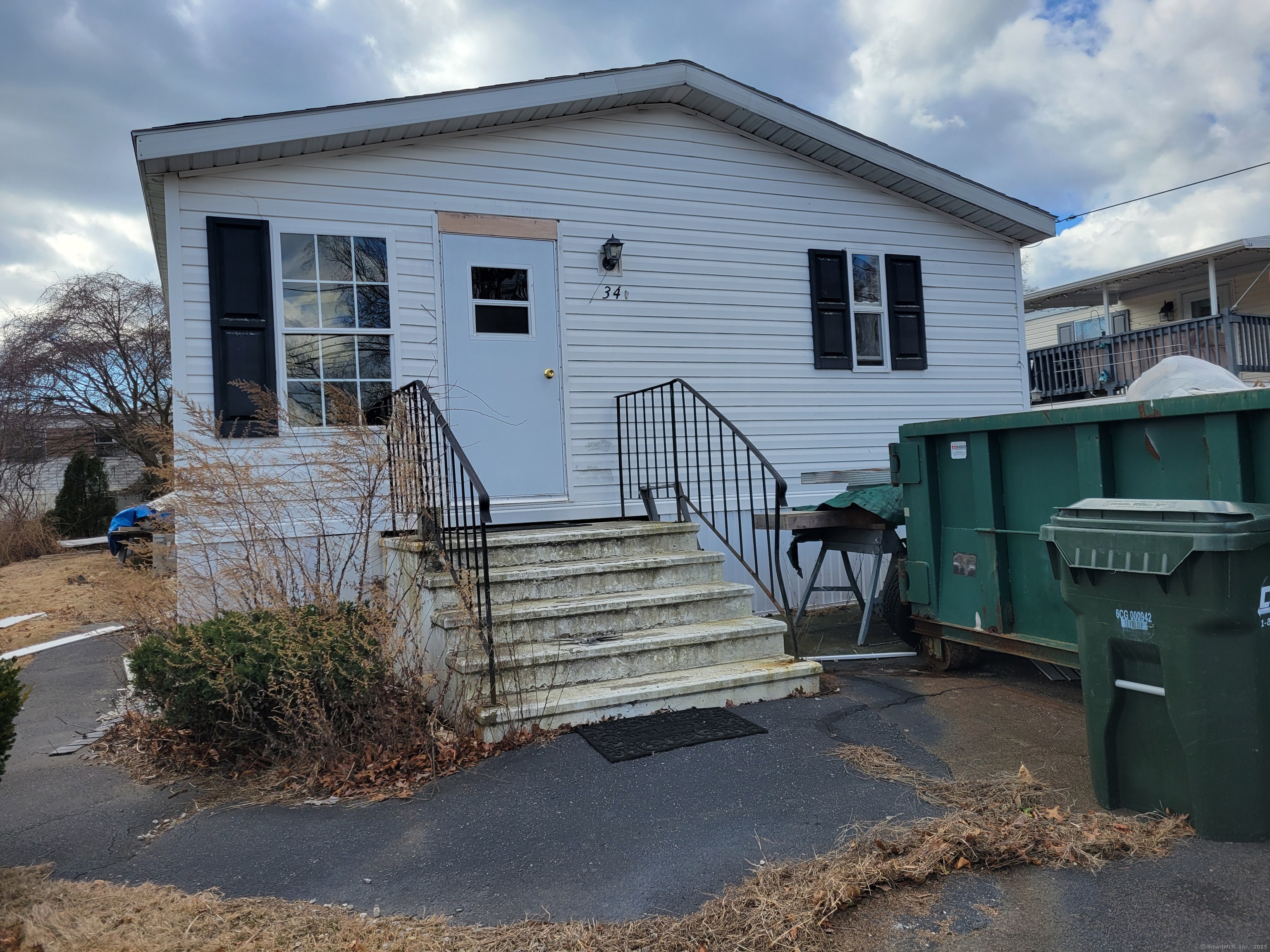 D Street, Groton, Connecticut - 3 Bedrooms  
2 Bathrooms  
5 Rooms - 