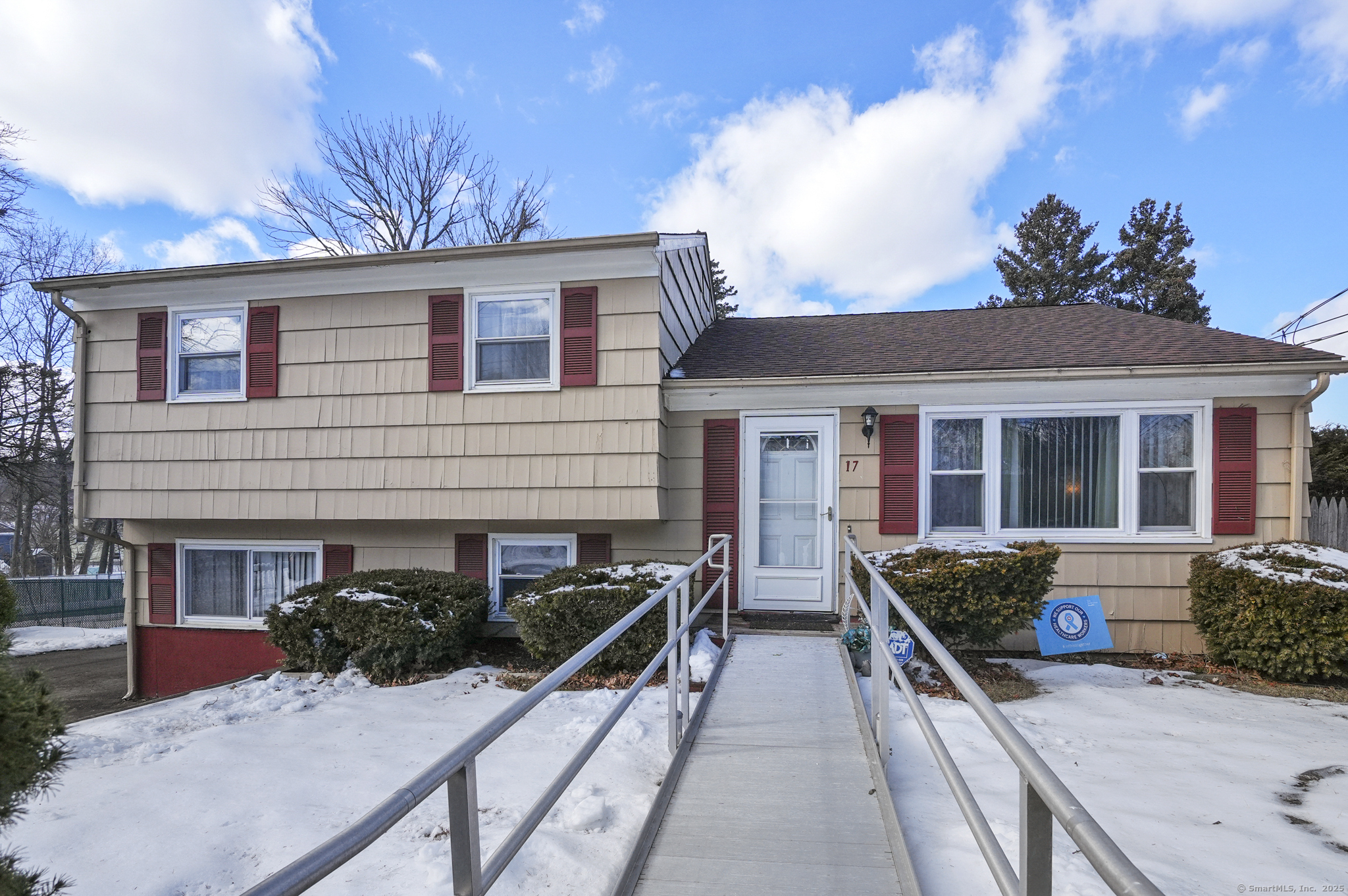 Meadowbrook Road, West Haven, Connecticut - 3 Bedrooms  
3 Bathrooms  
6 Rooms - 