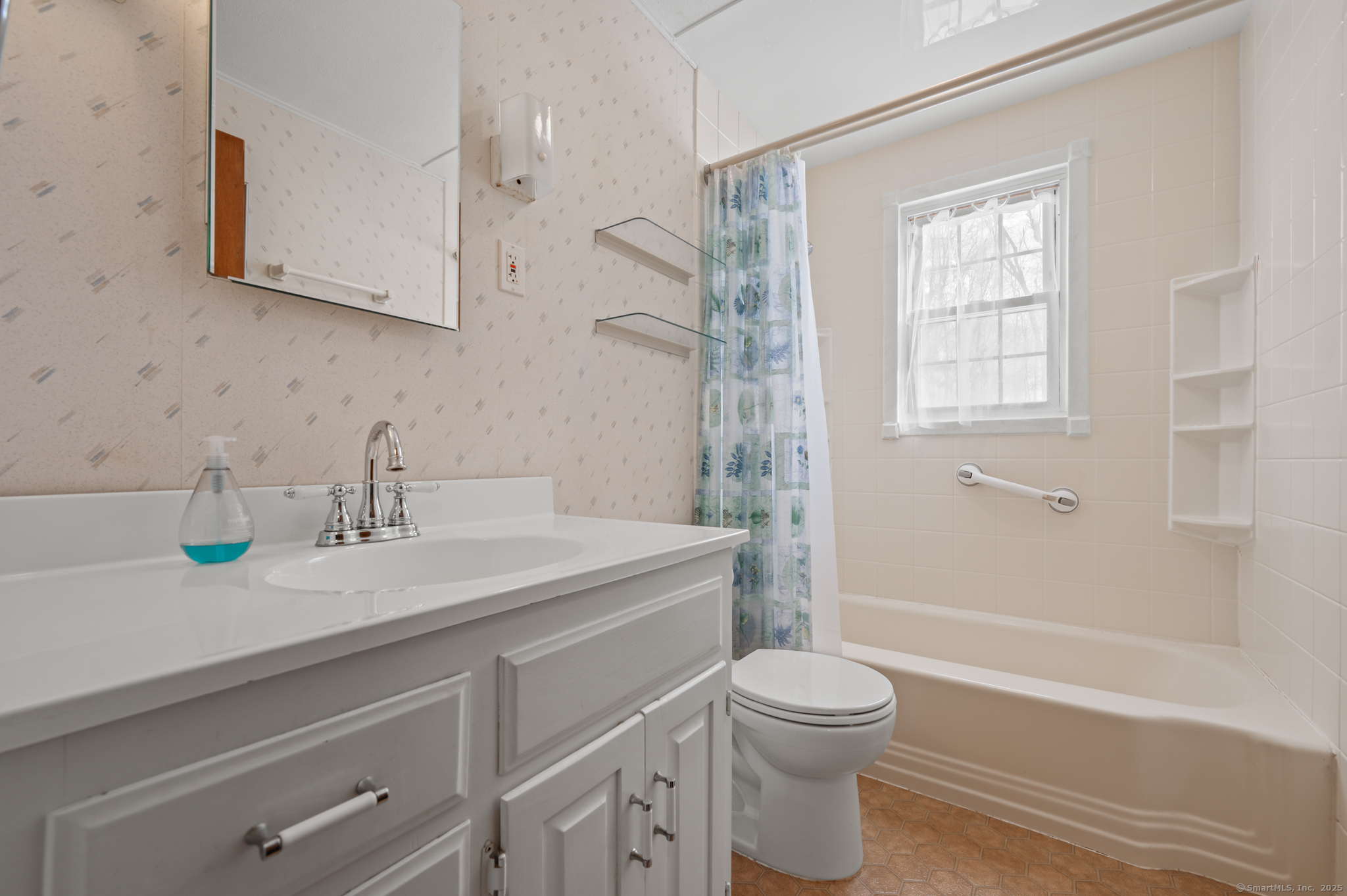 Vernon, Connecticut 06066, United States, 3 Bedrooms Bedrooms, ,1 BathroomBathrooms,Residential,Pending,79957