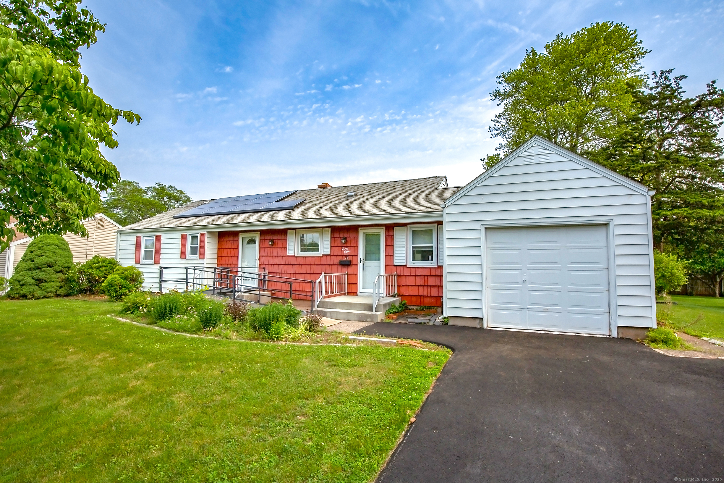 Dalewood Road, Newington, Connecticut - 3 Bedrooms  
1 Bathrooms  
5 Rooms - 