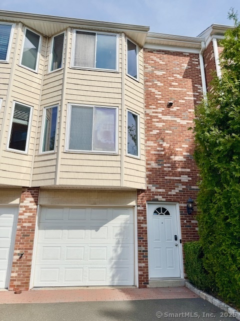 Stamford, Connecticut 06902, United States, 2 Bedrooms Bedrooms, ,3 BathroomsBathrooms,Residential,Active,200353