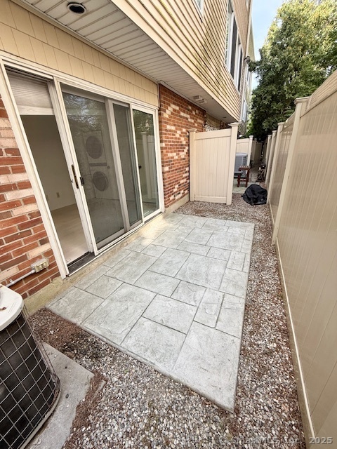 Stamford, Connecticut 06902, United States, 2 Bedrooms Bedrooms, ,3 BathroomsBathrooms,Residential,Active,200353