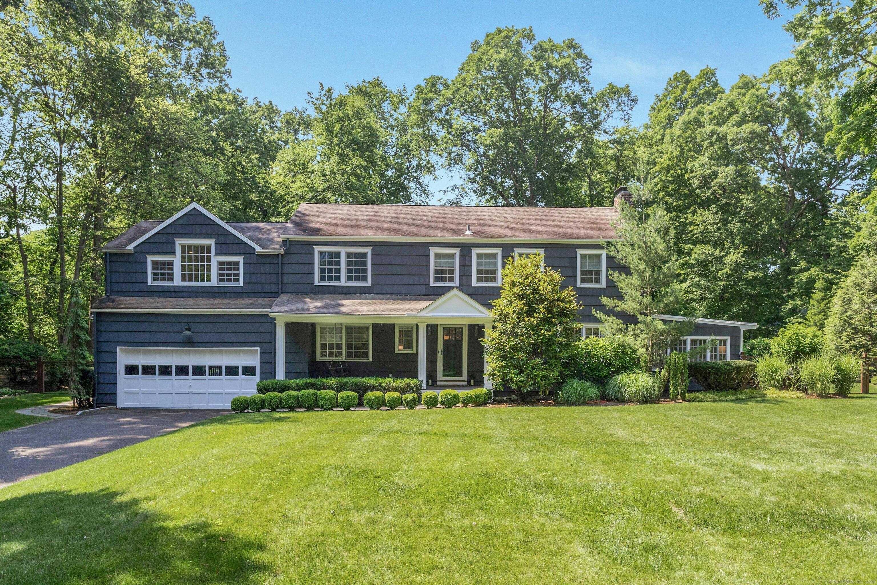 21 Roxbury Lane, Wilton, Connecticut - 4 Bedrooms  
3.5 Bathrooms  
9 Rooms - 