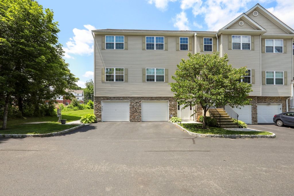 Photo of 27 Riverview Court #27, Brookfield, CT 06804 (MLS # 24149208)