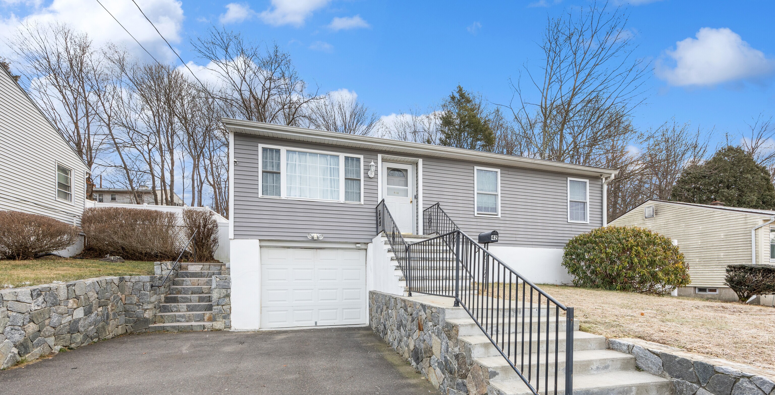 42 Valentino Drive, Waterbury, Connecticut - 3 Bedrooms  
3 Bathrooms  
7 Rooms - 