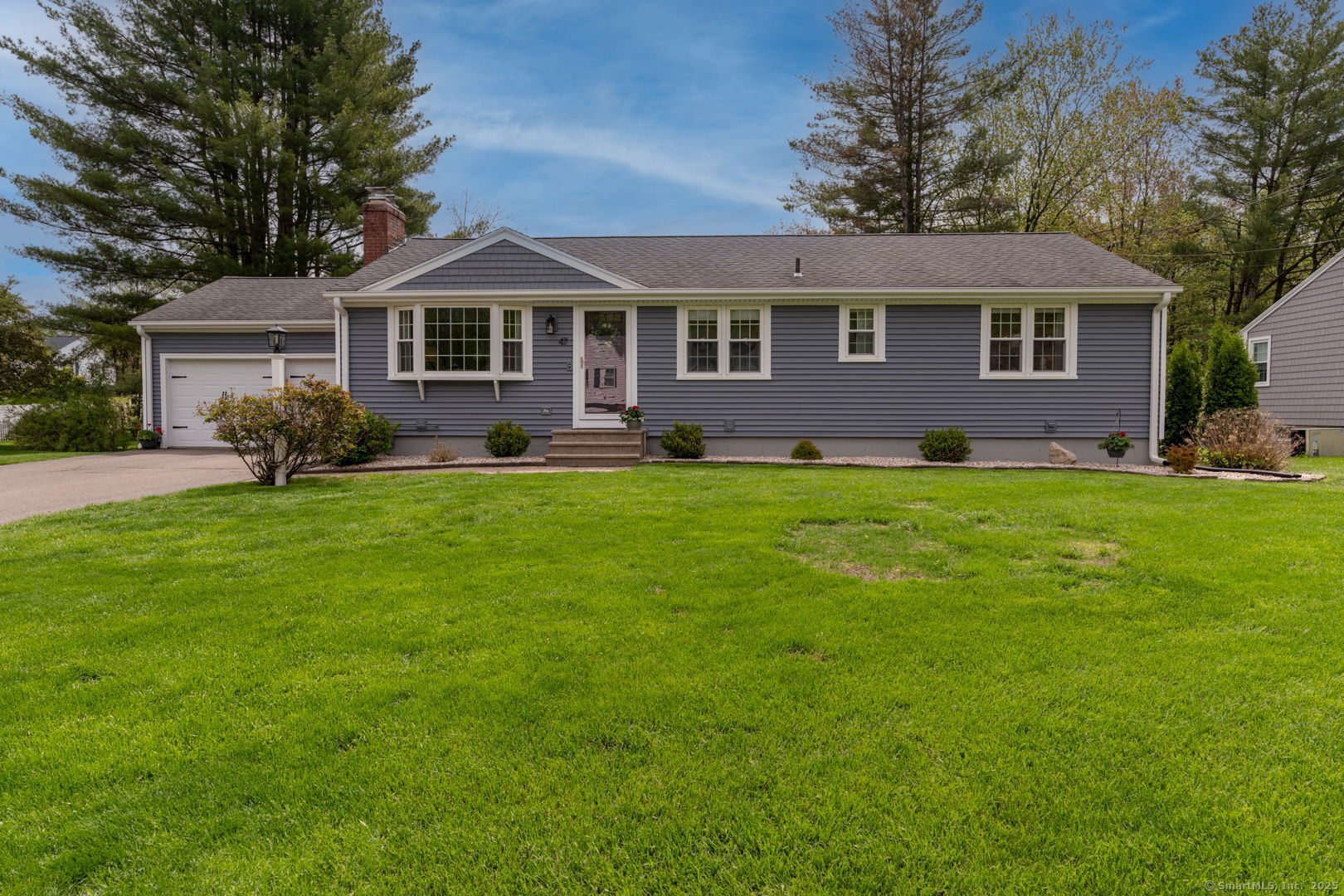 Glenview Drive, Berlin, Connecticut - 3 Bedrooms  
3 Bathrooms  
7 Rooms - 
