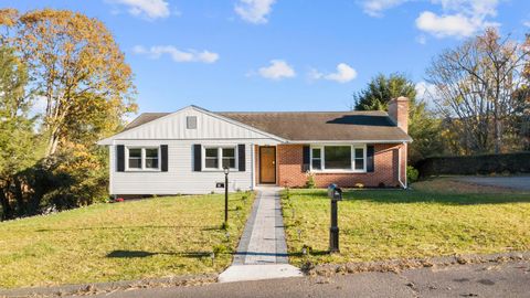 Photo of 84 Ruela Drive, Naugatuck, CT 06770 (MLS # 24135387)