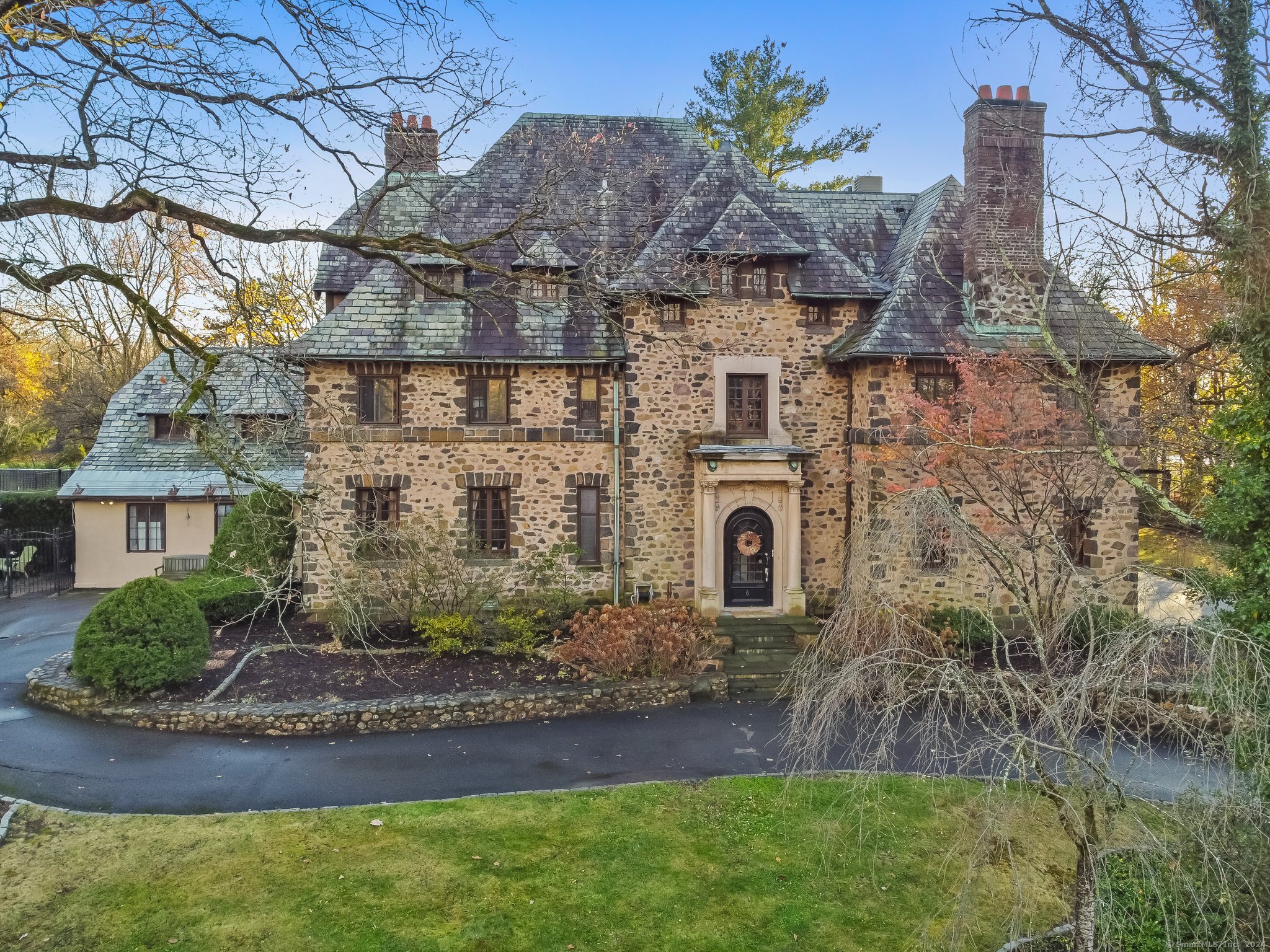 Prospect Court, Hamden, Connecticut - 6 Bedrooms  
7.5 Bathrooms  
17 Rooms - 