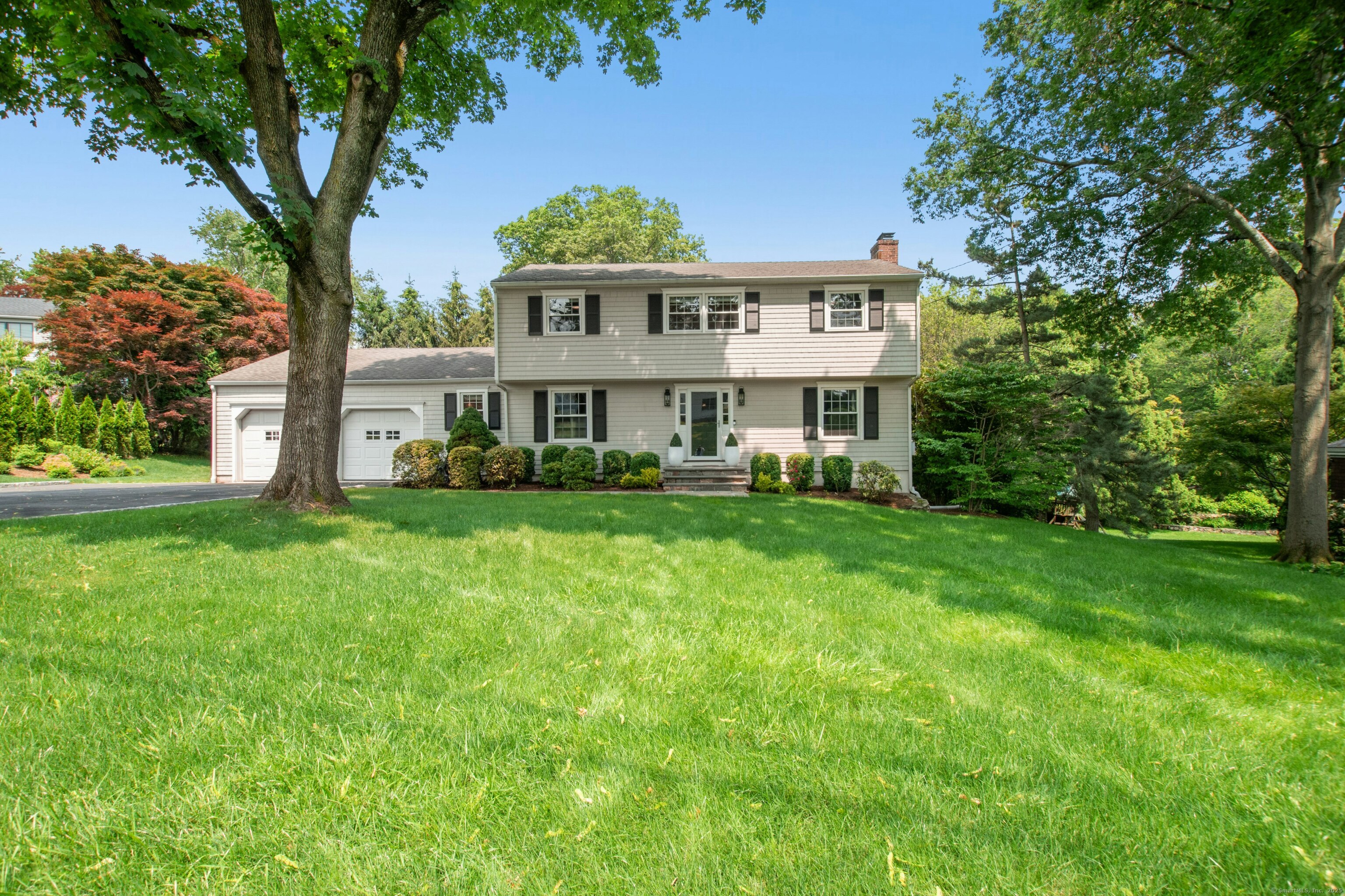15 Wilson Ridge Road, Darien, Connecticut - 4 Bedrooms  
2.5 Bathrooms  
9 Rooms - 